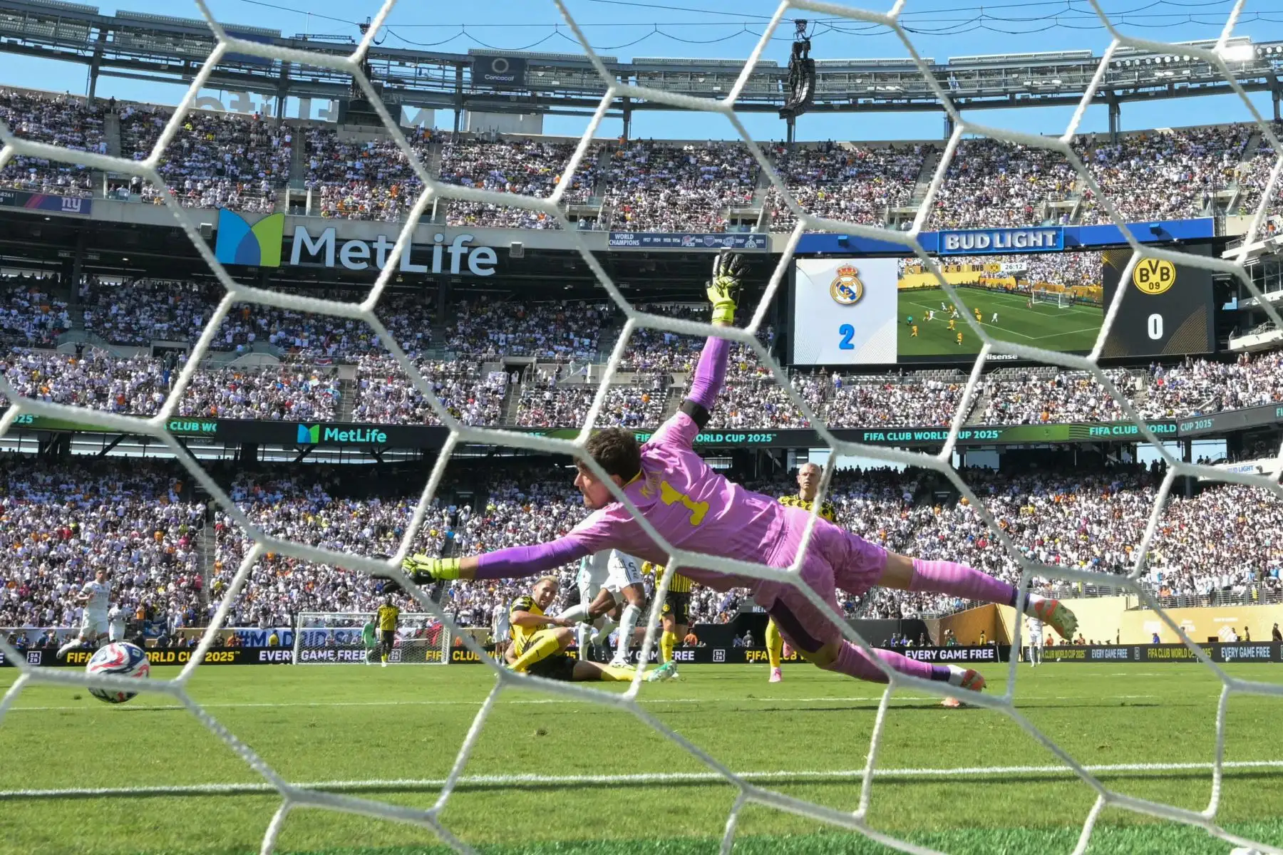 El defensa español del Real Madrid, Francisco García, marca el segundo gol de su equipo durante el partido de cuartos de final de la Copa Mundial de Clubes de la FIFA 2025 entre el Real Madrid de España y el Borussia Dortmund de Alemania en el estadio MetLife en East Rutherford, Nueva Jersey.
Foto: AFP