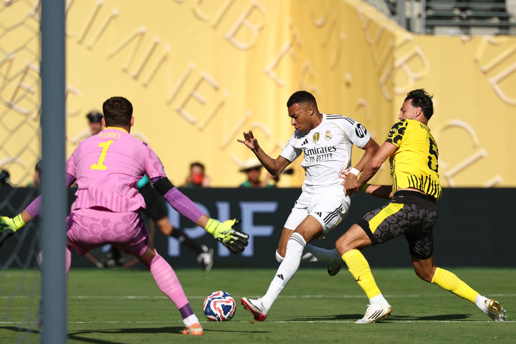 El delantero francés  del Real Madrid, Kylian Mbappé , patea el balón durante el partido de cuartos de final de la Copa Mundial de Clubes de la FIFA 2025 entre el Real Madrid de España y el Borussia Dortmund de Alemania en el estadio MetLife en East Rutherford, Nueva Jersey.
Foto: AFP