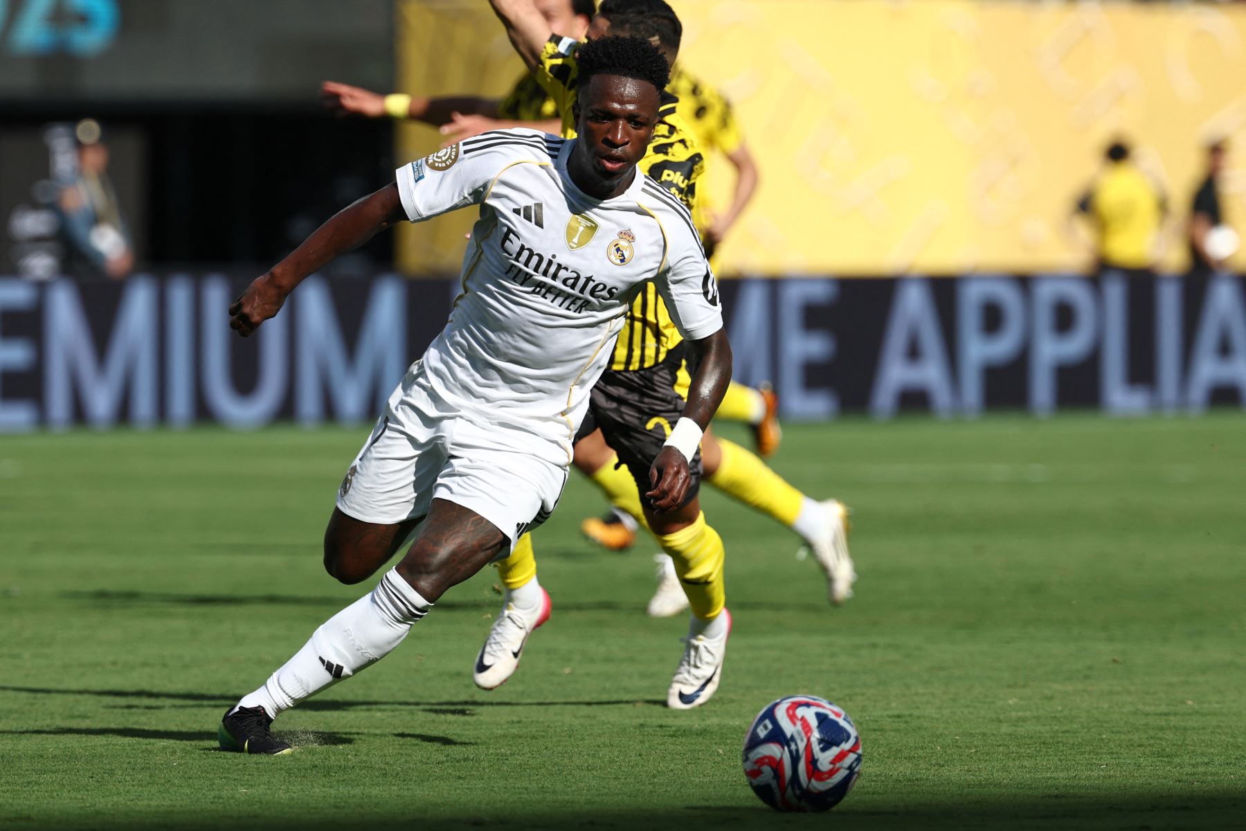 El delantero brasileño  del Real Madrid Vinicius Junior corre con el balón durante el partido de cuartos de final de la Copa Mundial de Clubes de la FIFA 2025 entre el Real Madrid de España y el Borussia Dortmund de Alemania en el estadio MetLife en East Rutherford, Nueva Jersey.
Foto: AFP