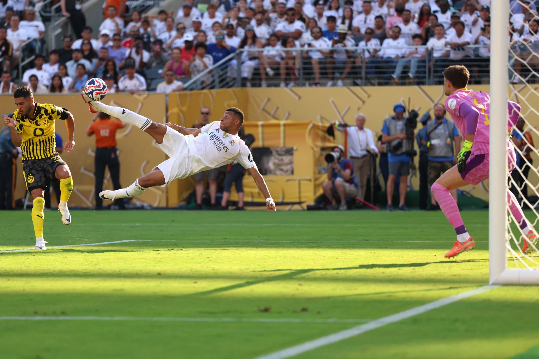 El delantero francés del Real Madrid, Kylian Mbappé, marca el tercer gol de su equipo durante el partido de cuartos de final de la Copa Mundial de Clubes de la FIFA 2025 entre el Real Madrid de España y el Borussia Dortmund de Alemania en el estadio MetLife en East Rutherford, Nueva Jersey.
Foto: AFP