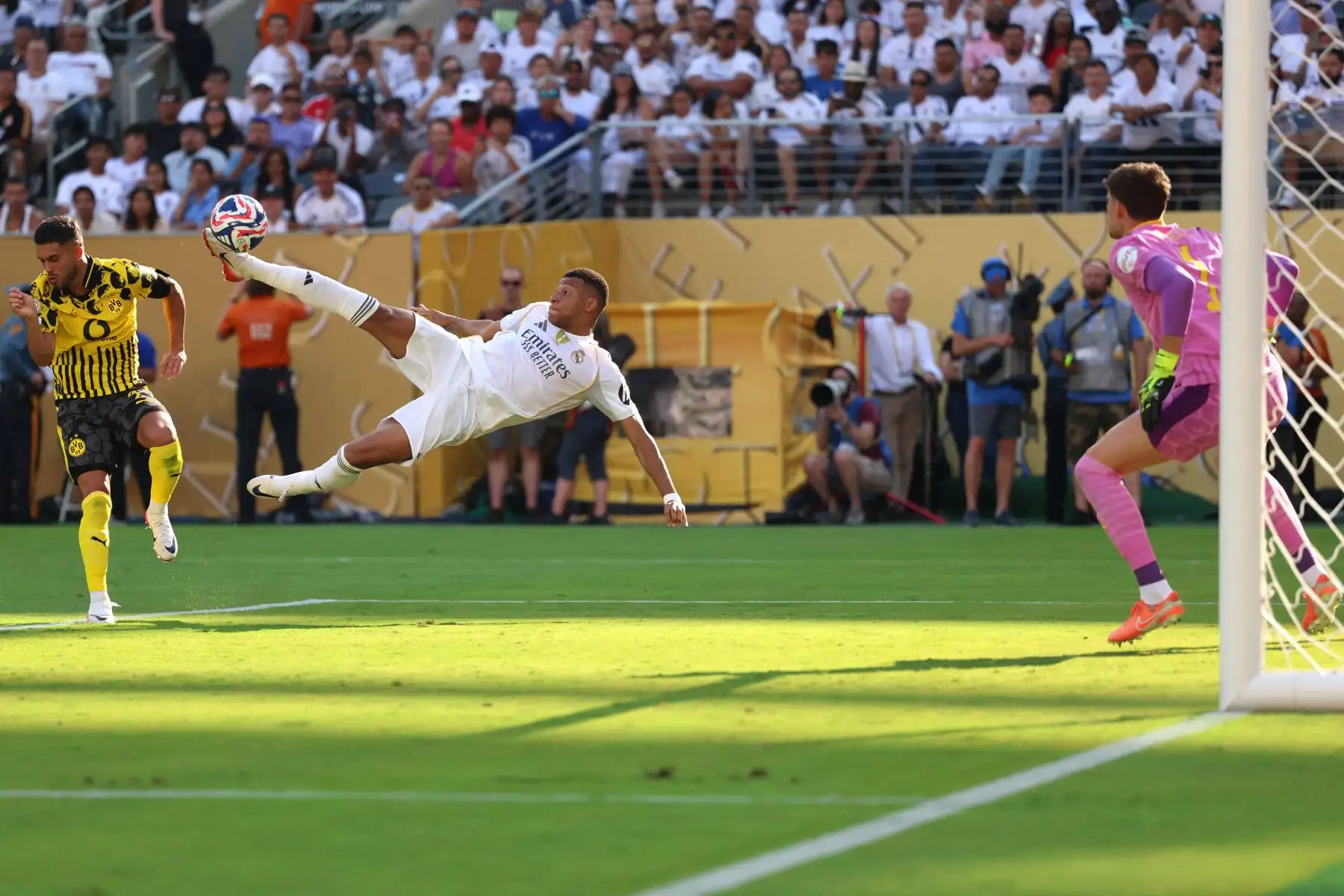 El delantero francés del Real Madrid, Kylian Mbappé, marca el tercer gol de su equipo durante el partido de cuartos de final de la Copa Mundial de Clubes de la FIFA 2025 entre el Real Madrid de España y el Borussia Dortmund de Alemania en el estadio MetLife en East Rutherford, Nueva Jersey.
Foto: AFP