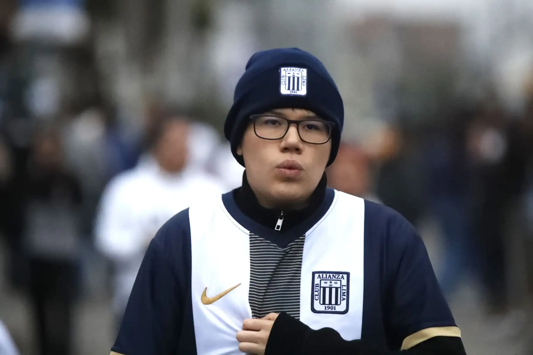 A pocas horas del inicio del encuentro entre Alianza Lima y Binacional por la Liga 1, los alrededores del estadio Alejandro Villanueva ya respiran fútbol. Hinchas de Alianza Lima llegan en familia, entre cánticos, camisetas blanquiazules y banderas que ondean con fuerza. 
Foto: ANDINA/Braian Reyna