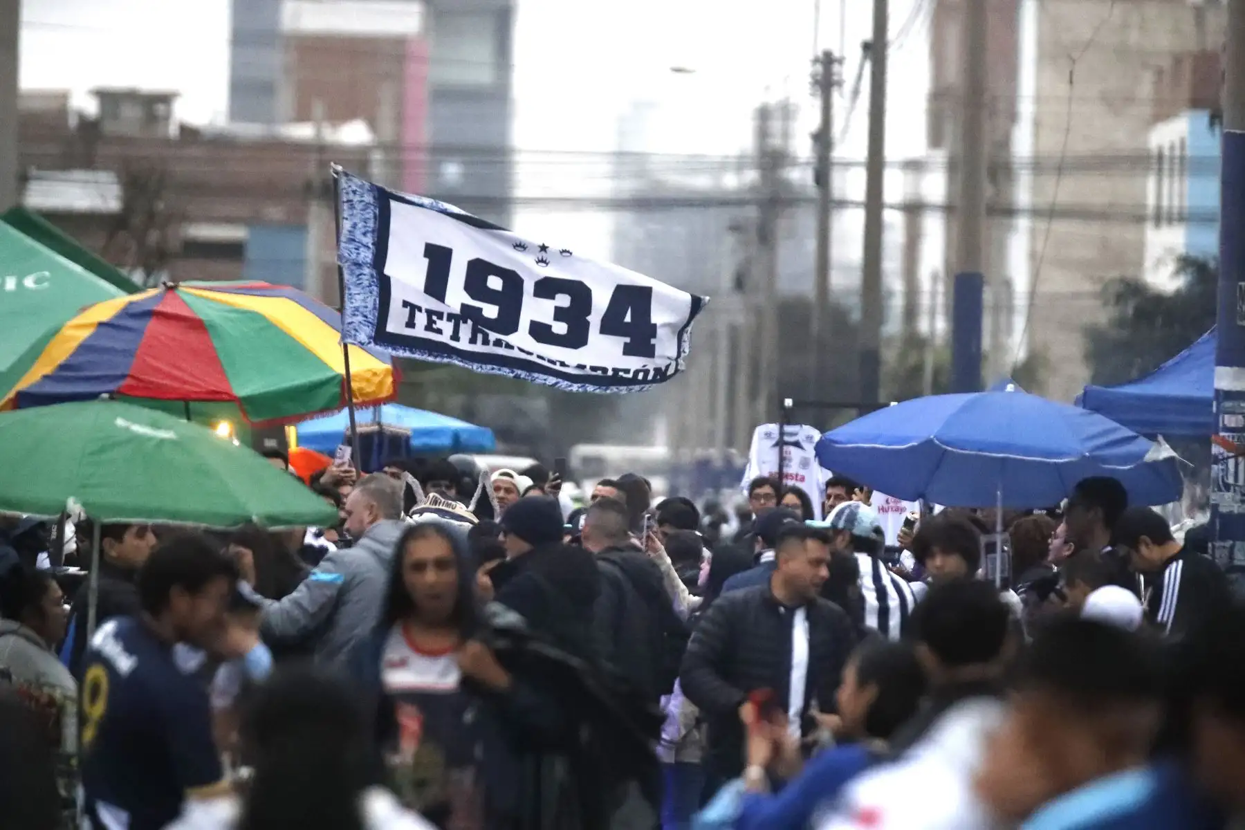 A pocas horas del inicio del encuentro entre Alianza Lima y Binacional por la Liga 1, los alrededores del estadio Alejandro Villanueva ya respiran fútbol. Hinchas de Alianza Lima llegan en familia, entre cánticos, camisetas blanquiazules y banderas que ondean con fuerza. 
Foto: ANDINA/Braian Reyna