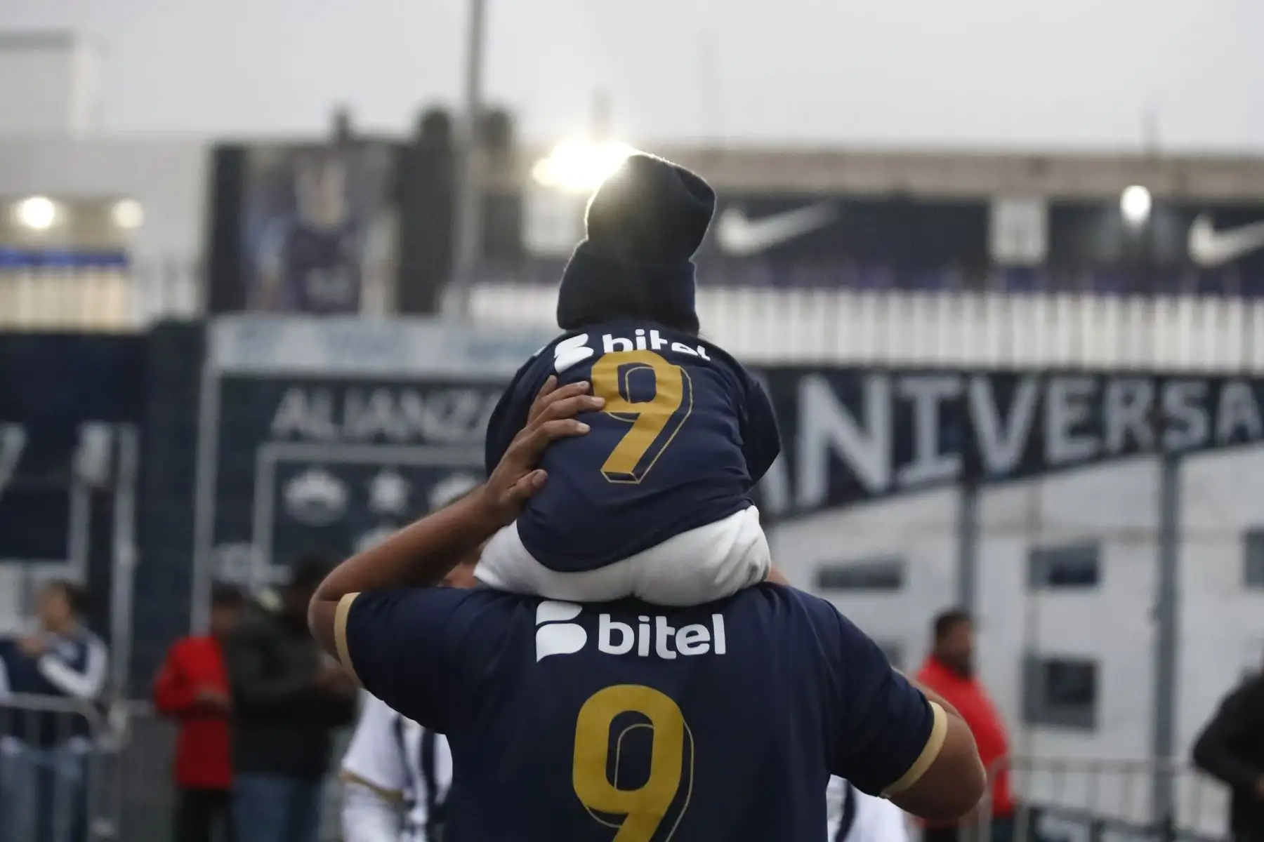 A pocas horas del inicio del encuentro entre Alianza Lima y Binacional por la Liga 1, los alrededores del estadio Alejandro Villanueva ya respiran fútbol. Hinchas de Alianza Lima llegan en familia, entre cánticos, camisetas blanquiazules y banderas que ondean con fuerza. 
Foto: ANDINA/Braian Reyna