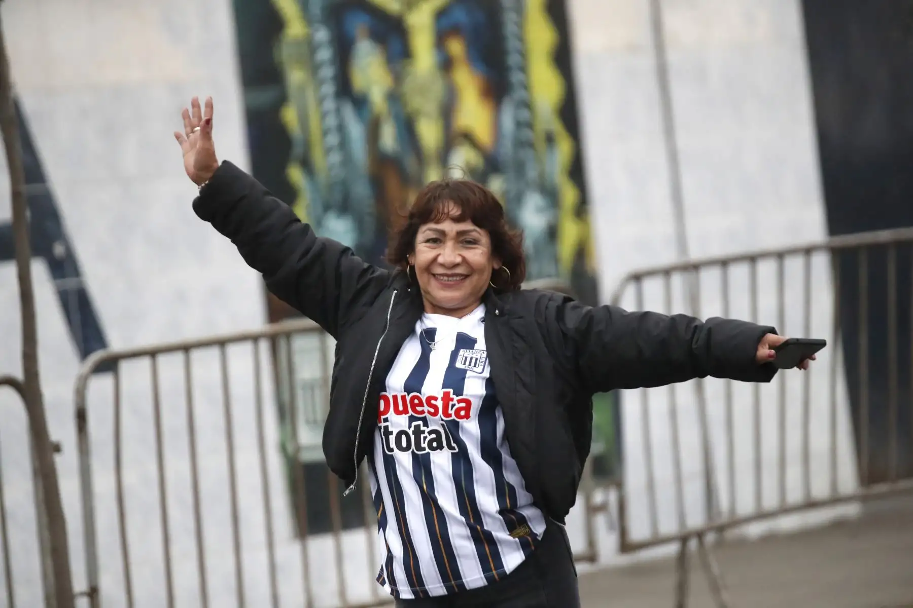 A pocas horas del inicio del encuentro entre Alianza Lima y Binacional por la Liga 1, los alrededores del estadio Alejandro Villanueva ya respiran fútbol. Hinchas de Alianza Lima llegan en familia, entre cánticos, camisetas blanquiazules y banderas que ondean con fuerza. 
Foto: ANDINA/Braian Reyna