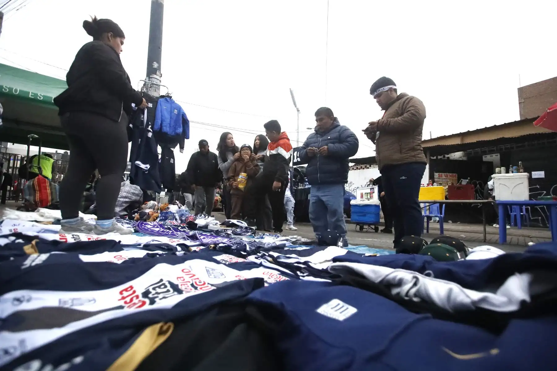 A pocas horas del inicio del encuentro entre Alianza Lima y Binacional por la Liga 1, los alrededores del estadio Alejandro Villanueva ya respiran fútbol. Hinchas de Alianza Lima llegan en familia, entre cánticos, camisetas blanquiazules y banderas que ondean con fuerza. 
Foto: ANDINA/Braian Reyna