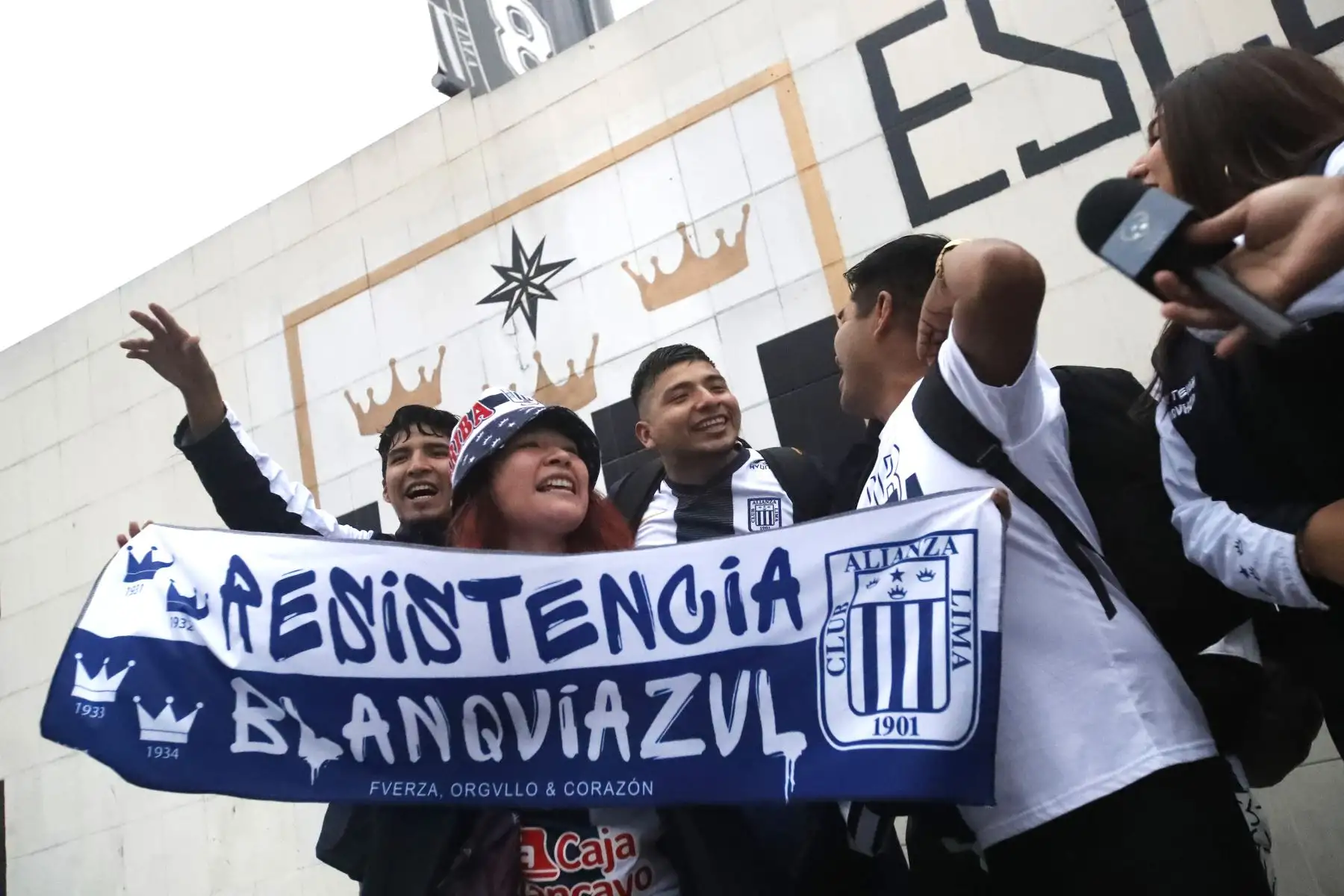 A pocas horas del inicio del encuentro entre Alianza Lima y Binacional por la Liga 1, los alrededores del estadio Alejandro Villanueva ya respiran fútbol. Hinchas de Alianza Lima llegan en familia, entre cánticos, camisetas blanquiazules y banderas que ondean con fuerza. 
Foto: ANDINA/Braian Reyna
