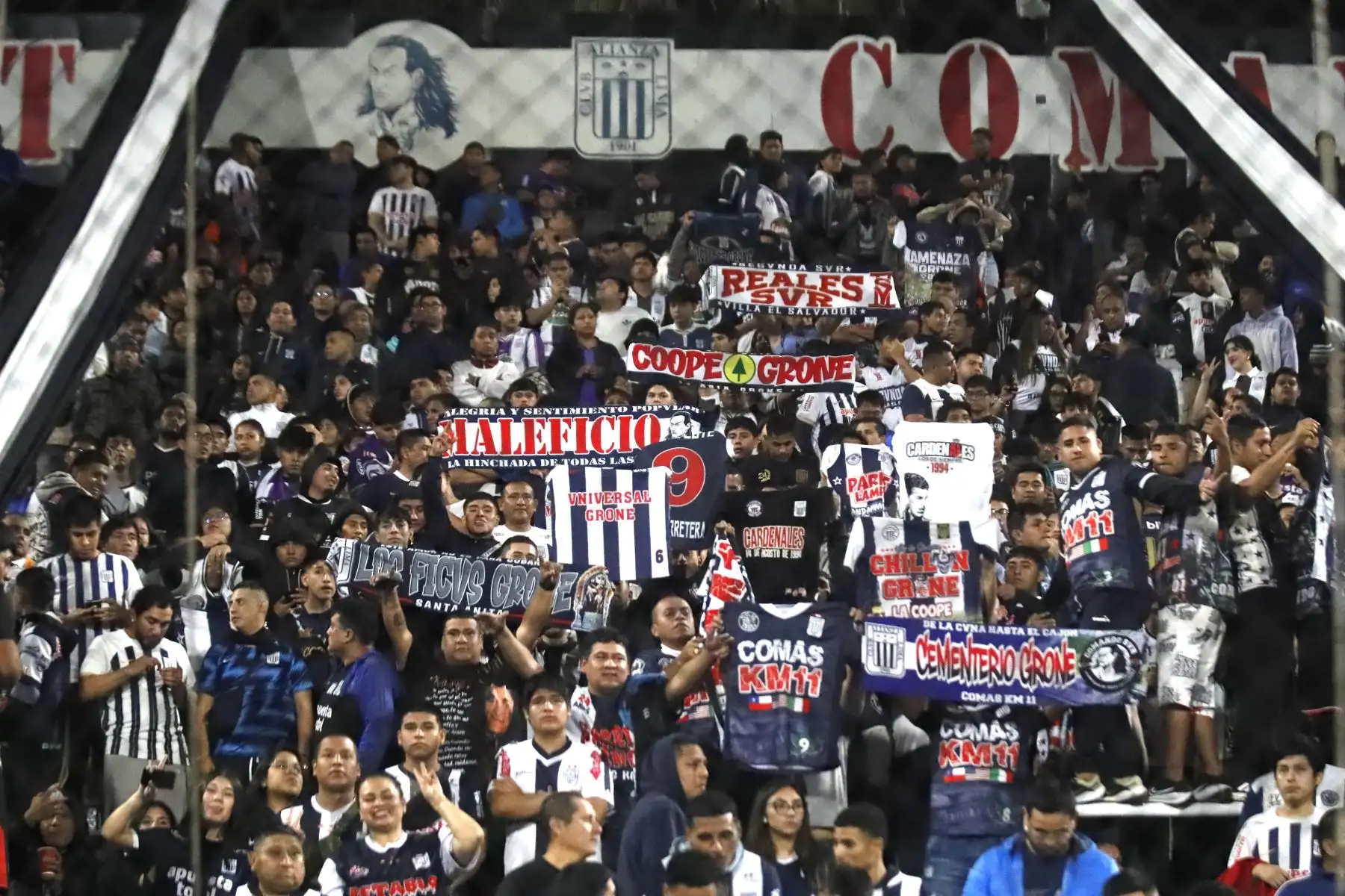 A pocas horas del inicio del encuentro entre Alianza Lima y Binacional por la Liga 1, los alrededores del estadio Alejandro Villanueva ya respiran fútbol. Hinchas de Alianza Lima llegan en familia, entre cánticos, camisetas blanquiazules y banderas que ondean con fuerza. 
Foto: ANDINA/Braian Reyna