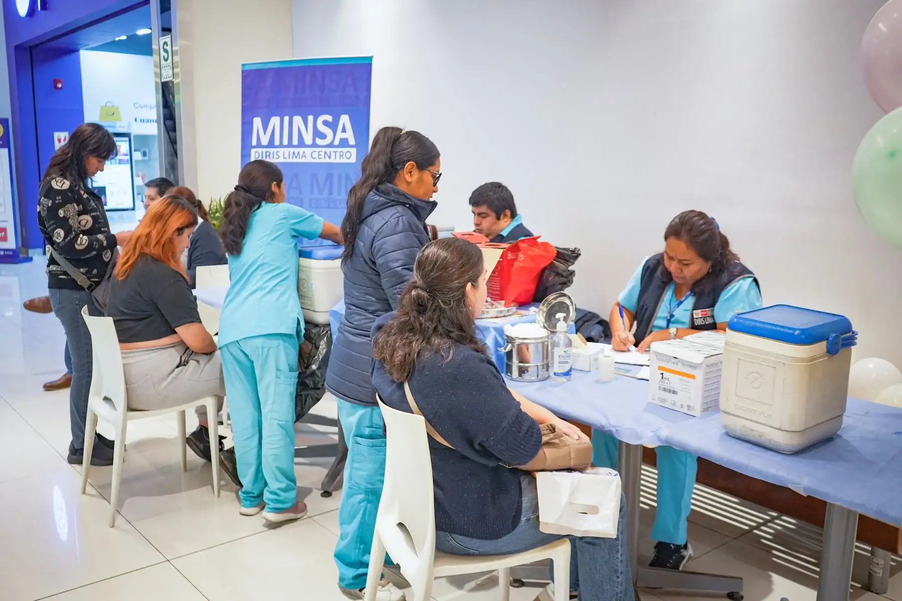 Todos los fines de semana del mes de julio, las brigadas Ministerio de Salud acuden a 19 centros comerciales Real Plaza, tanto en Lima Metropolitana como en regiones, a fin de acercar la vacunación a la población, especialmente a la más vulnerable: niños menores de 5 años.
Foto: Minsa