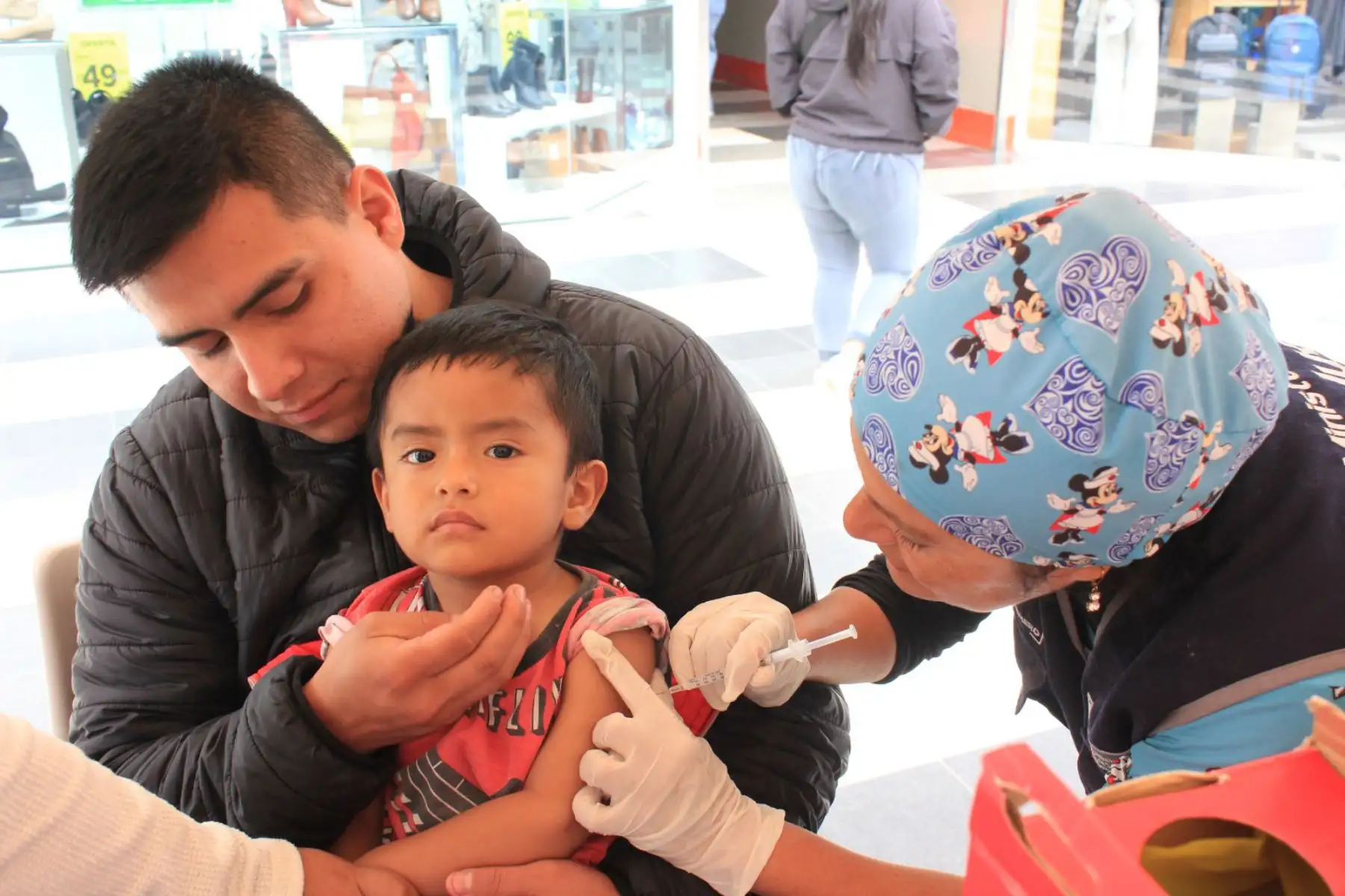 En Lima Metropolitana son ocho los centros comerciales donde se estará vacunando a la población: Chorrillos, Villa María del Triunfo, Pro, Santa Clara de Ate, Puruchuco, Primavera, a los que se sumarán progresivamente Salaverry y Centro Cívico. 
Foto: Minsa