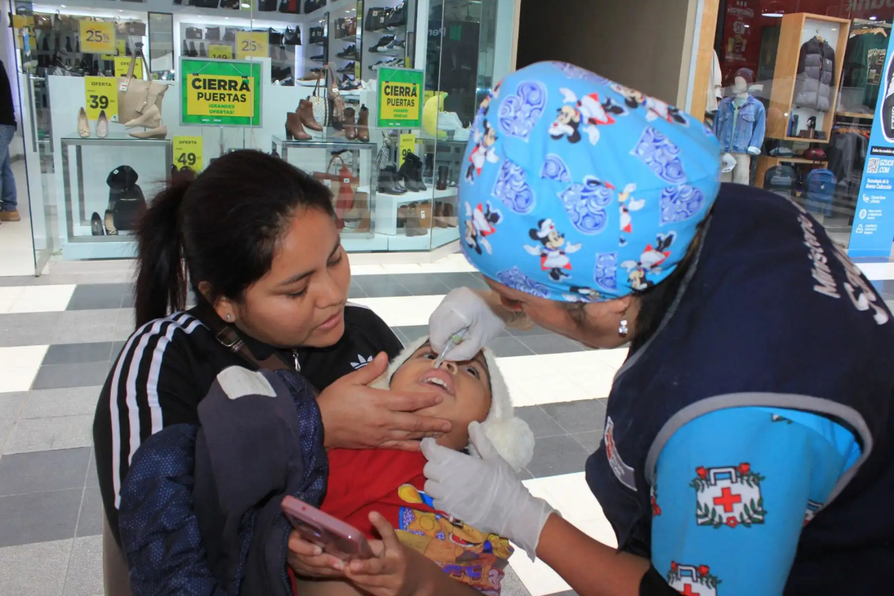 En Lima Metropolitana son ocho los centros comerciales donde se estará vacunando a la población: Chorrillos, Villa María del Triunfo, Pro, Santa Clara de Ate, Puruchuco, Primavera, a los que se sumarán progresivamente Salaverry y Centro Cívico. 
Foto: Minsa