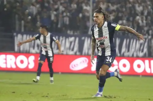 Alianza Lima player Paolo Guerrero celebrates his goal scored against Binacional on matchday 18 of the 2025 Apertura Tournament at the Alejandro Villanueva Stadium in La Victoria. Foto: ANDINA/Braian Reyna