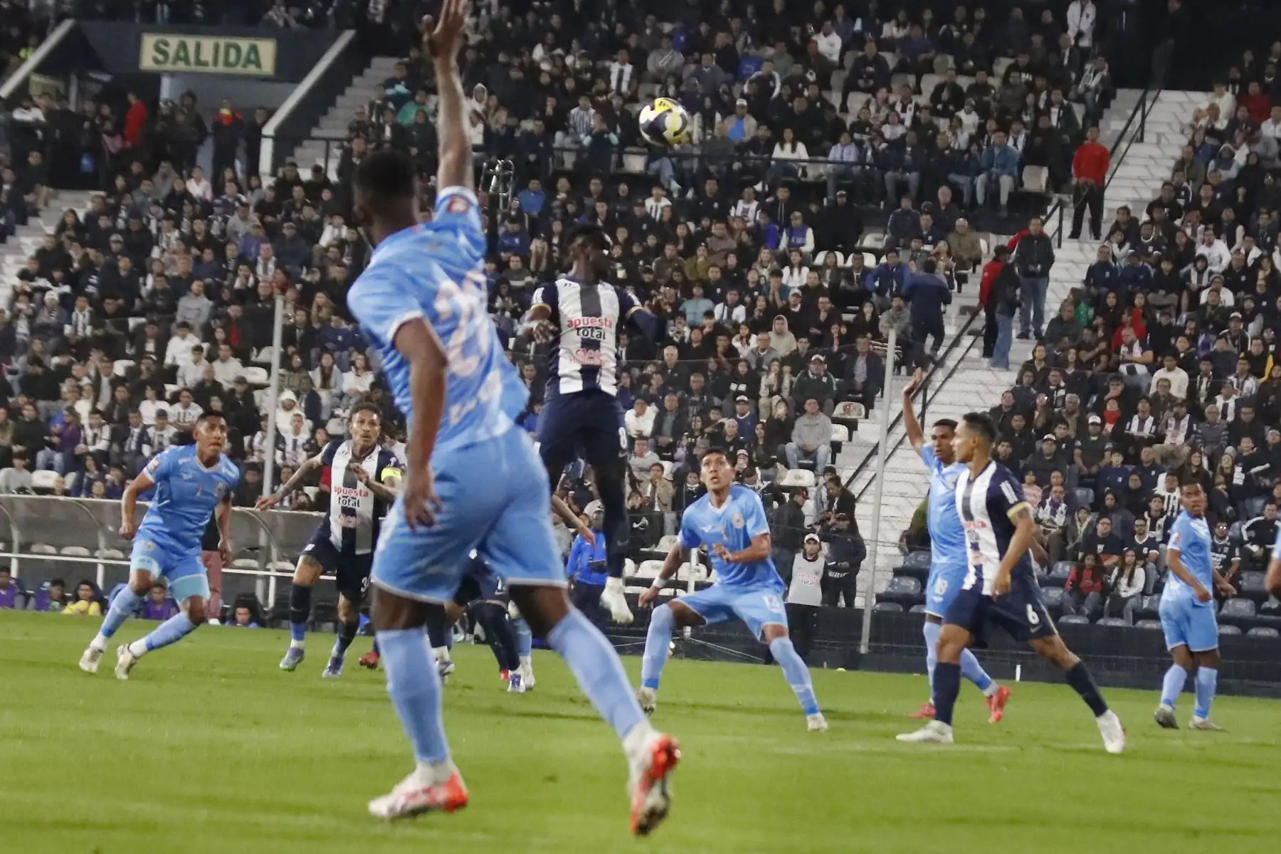 Alianza Lima y Binacional se enfrentan esta noche por la fecha 18 del Torneo Apertura 2025 en el Estadio Alejandro Villanueva de La Victoria. 
Foto: ANDINA/Braian Reyna