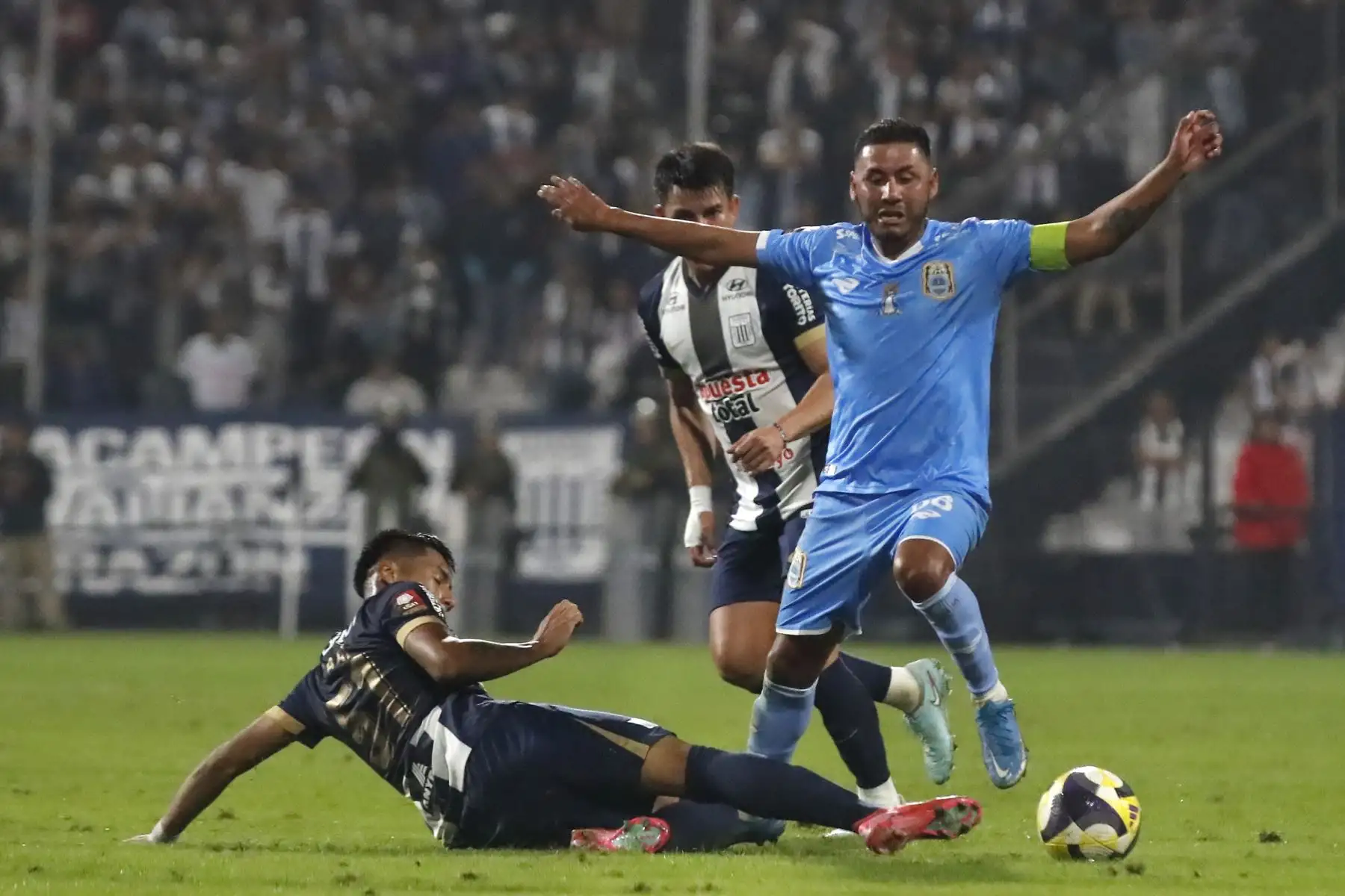 Alianza Lima y Binacional se enfrentan esta noche por la fecha 18 del Torneo Apertura 2025 en el Estadio Alejandro Villanueva de La Victoria. 
Foto: ANDINA/Braian Reyna