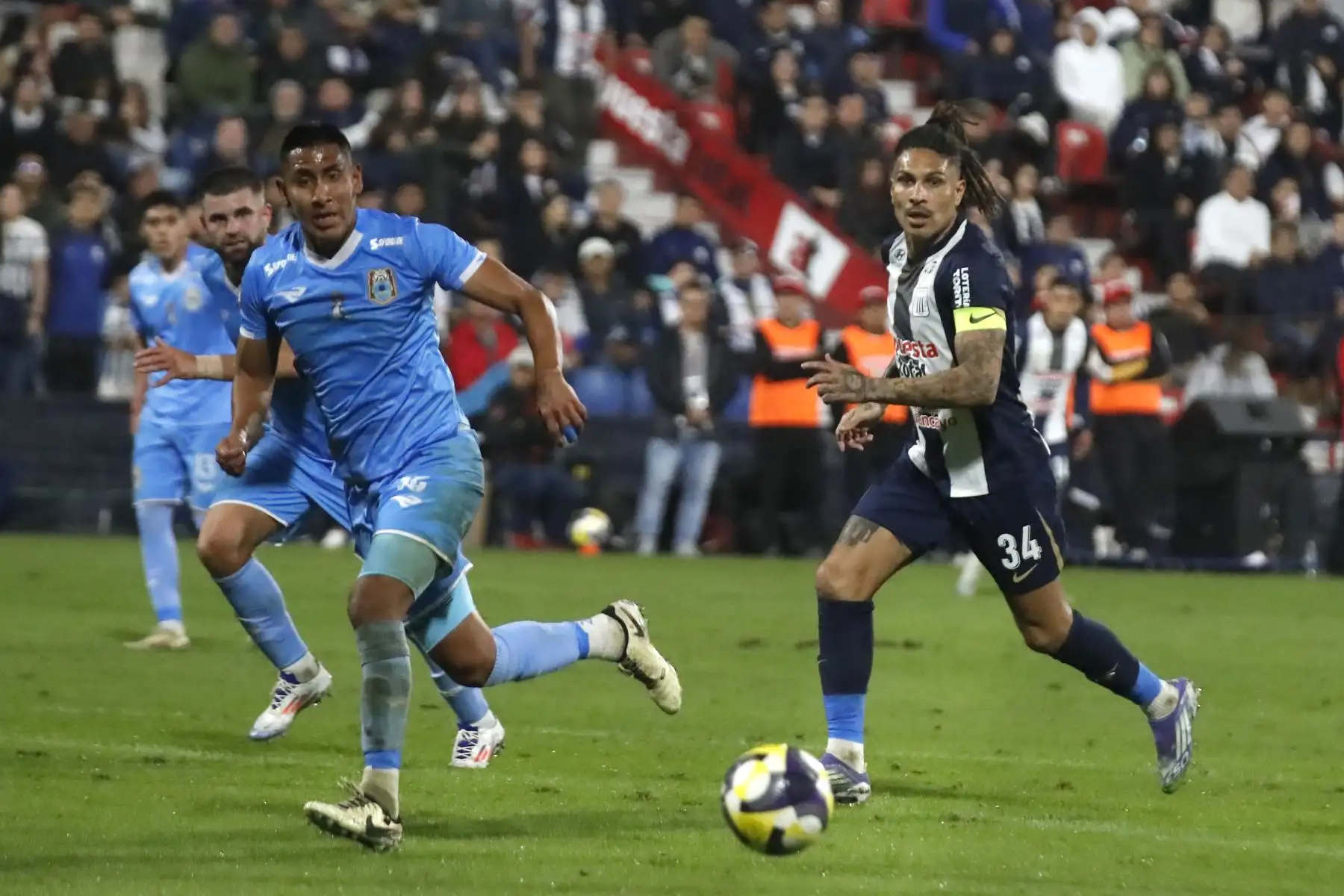 El jugador de Alianza Lima,Paolo Guerrero disputa el balón ante el jugador del Binacional  por la fecha 18 del Torneo Apertura 2025 en el Estadio Alejandro Villanueva de La Victoria. 
Foto: ANDINA/Braian Reyna