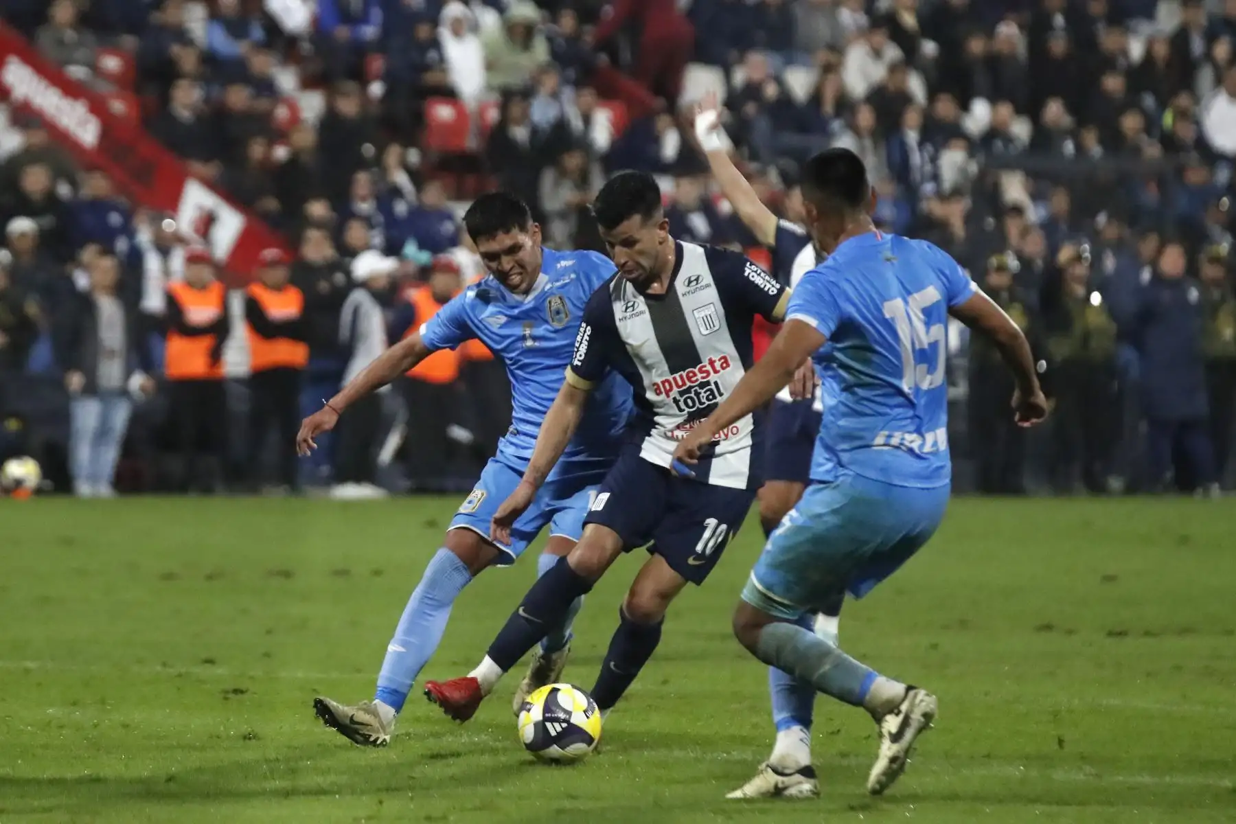 El jugador de Alianza Lima, Pablo Ceppelini disputa el balón ante el jugador del Binacional  por la fecha 18 del Torneo Apertura 2025 en el Estadio Alejandro Villanueva de La Victoria. 
Foto: ANDINA/Braian Reyna