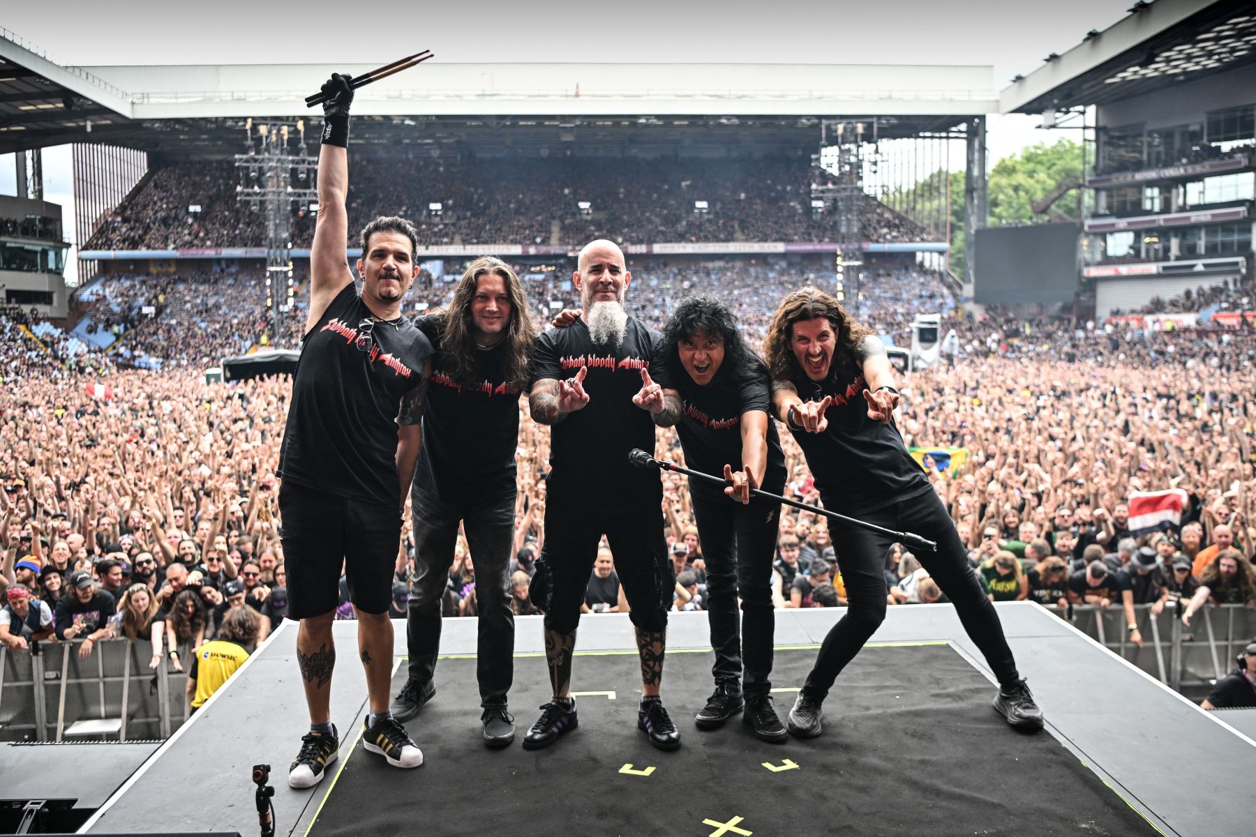 Miembros de la banda estadounidense de rock Anthrax posan para una foto tras actuar como teloneros durante el concierto "Back to The Beginning" de la banda británica de rock Black Sabbath, el último concierto de Ozzy Osbourne como líder de Black Sabbath, en Villa Park, Birmingham, Inglaterra.
Foto: AFP