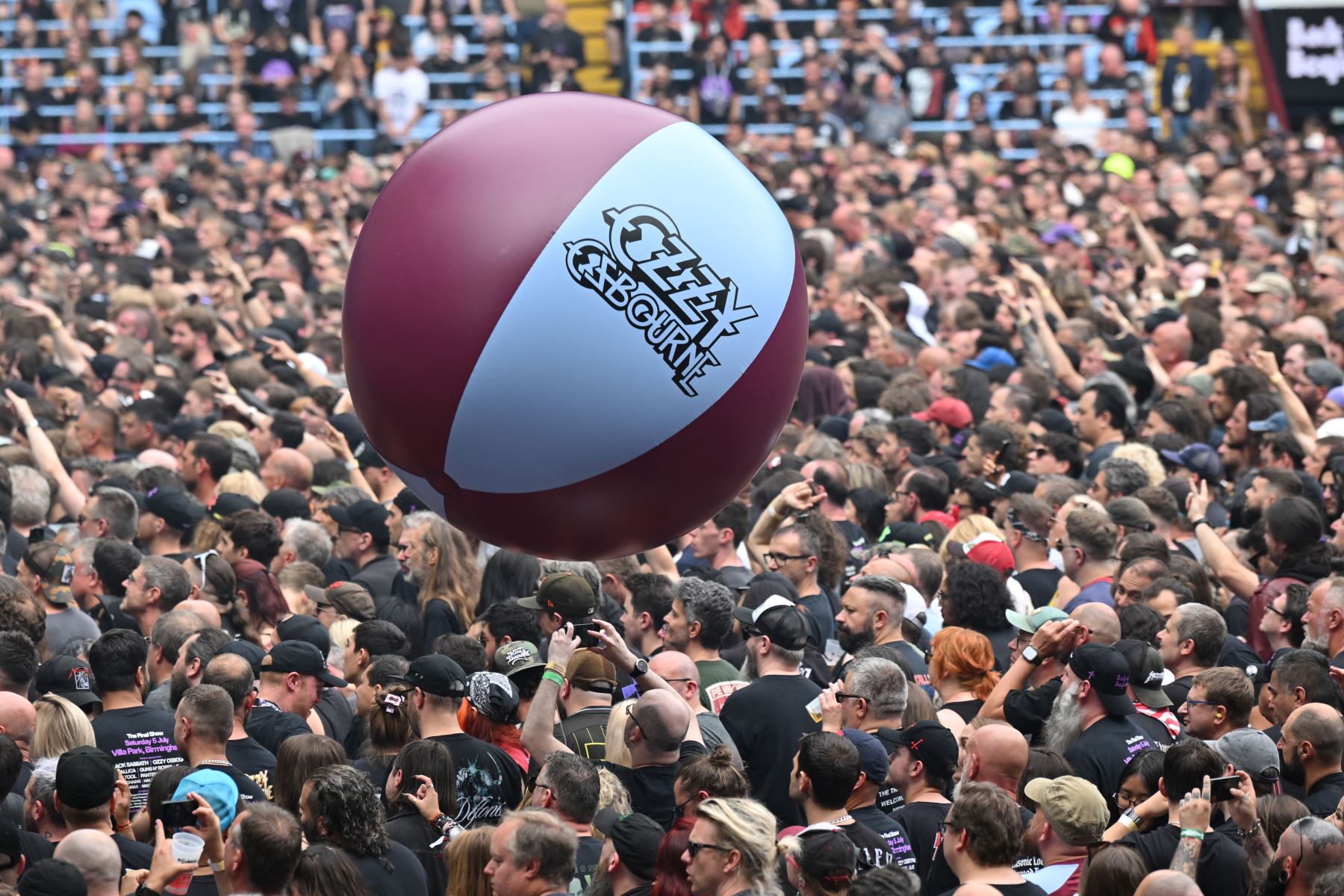 El público de Villa Park juega con una enorme pelota de playa mientras presencia los conciertos de apoyo de la banda británica de rock Black Sabbath, el último concierto de Ozzy Osbourne como líder de Black Sabbath, en Villa Park, Birmingham, Inglaterra.
Foto: AFP