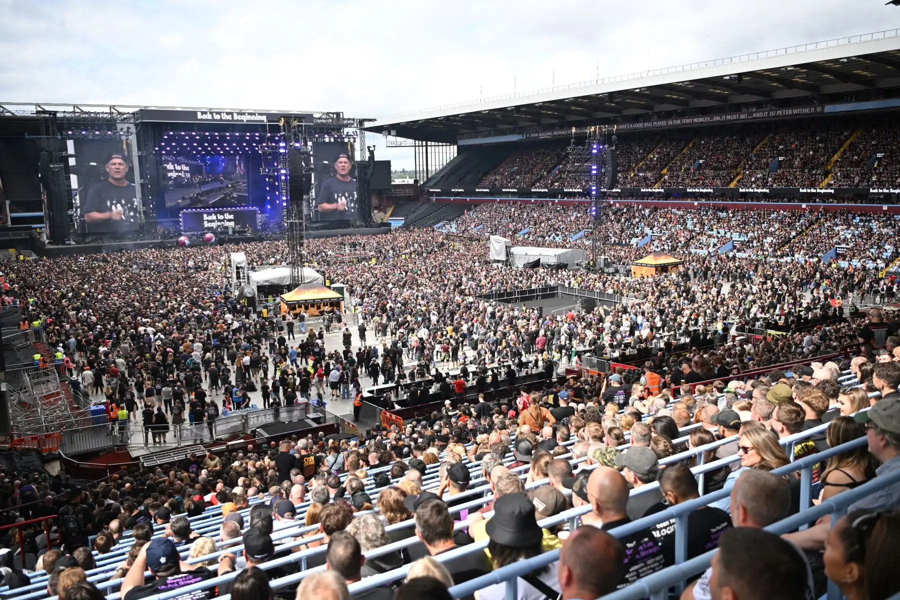 El público de Villa Park observa los actos de apoyo durante el concierto "Back to The Beginning" de la banda británica de rock Black Sabbath, el último concierto de Ozzy Osbourne como líder de Black Sabbath, en Villa Park, Birmingham, centro de Inglaterra.
Foto: AFP