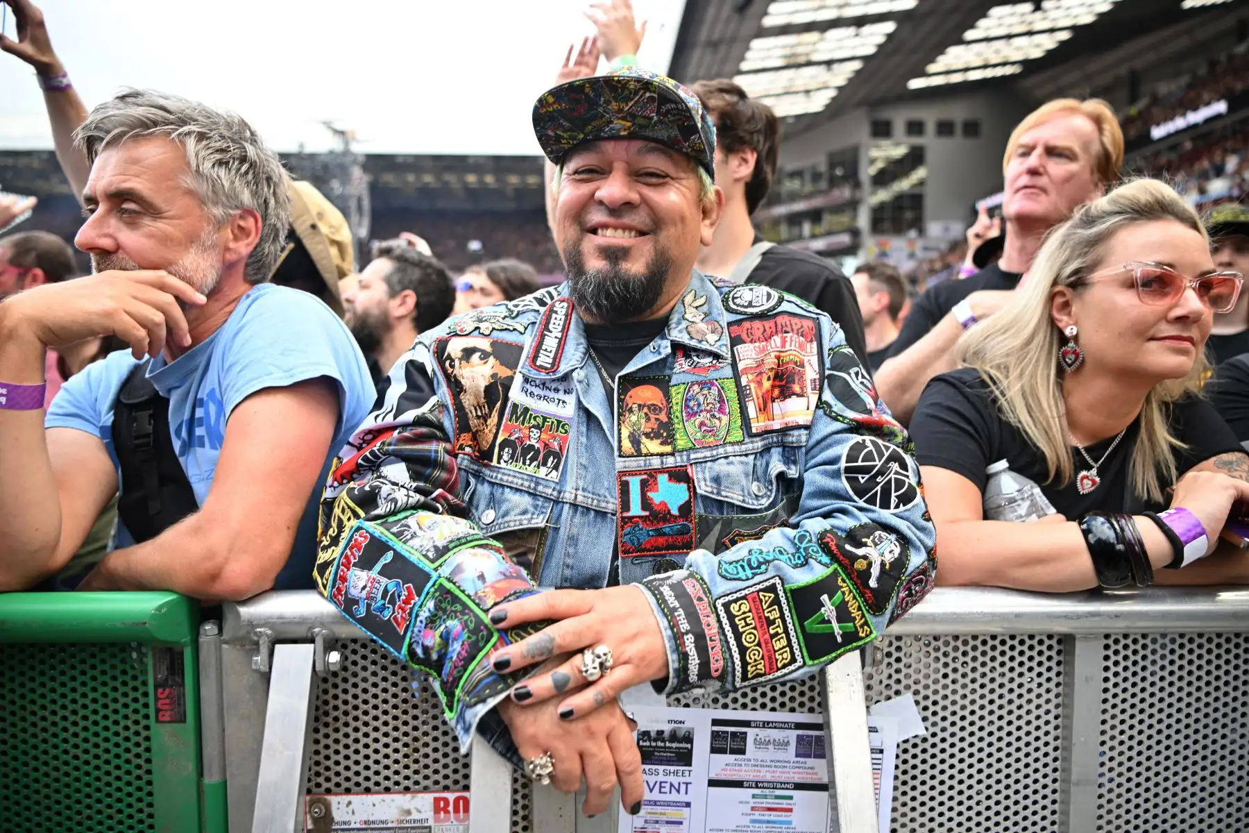 Los fans presencian las actuaciones de apoyo durante el concierto "Back to The Beginning" de la banda británica de rock Black Sabbath, el último concierto de Ozzy Osbourne como líder de Black Sabbath, en Villa Park, Birmingham, Inglaterra.
Foto: AFP