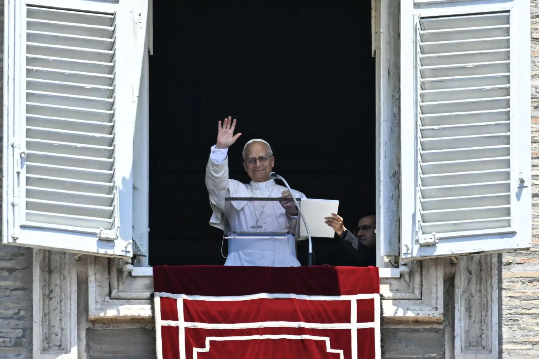 El papa León XIV saluda a la multitud desde la ventana del palacio apostólico con vistas a la plaza de San Pedro durante el rezo del Ángelus en el Vaticano el 6 de julio de 2025.  Foto: ANDINA/AFP