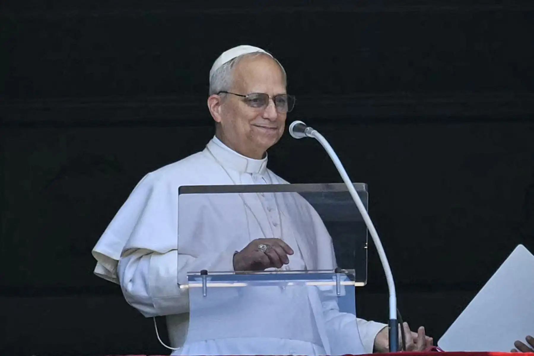 El Papa León XIV se retira tras el rezo del Ángelus en la Basílica de San Pedro del Vaticano. Foto: ANDINA/AFP