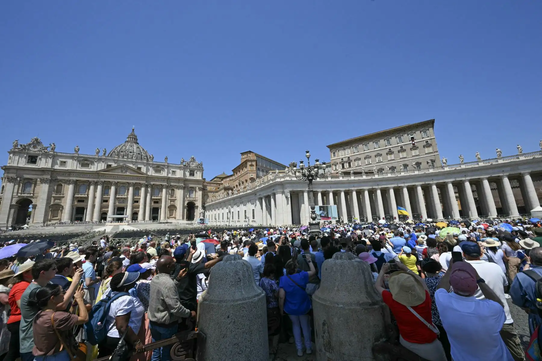 Turistas y peregrinos se reúnen en la plaza de San Pedro durante el rezo del Ángelus en el Vaticano. Foto: ANDINA/ AFP