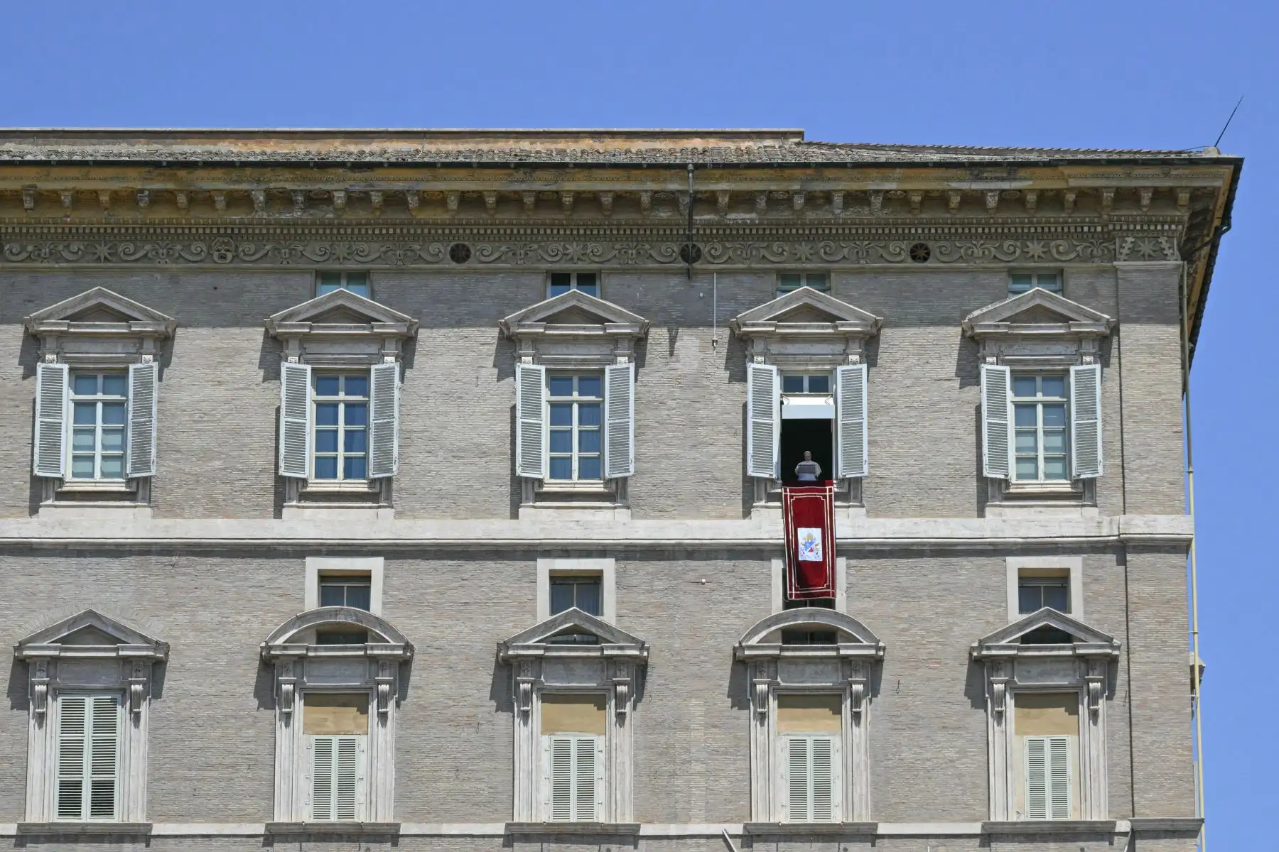 El papa León XIV habla desde la ventana del palacio apostólico con vistas a la plaza de San Pedro durante el rezo del Ángelus en el Vaticano.  Foto. ANDINA/ AFP