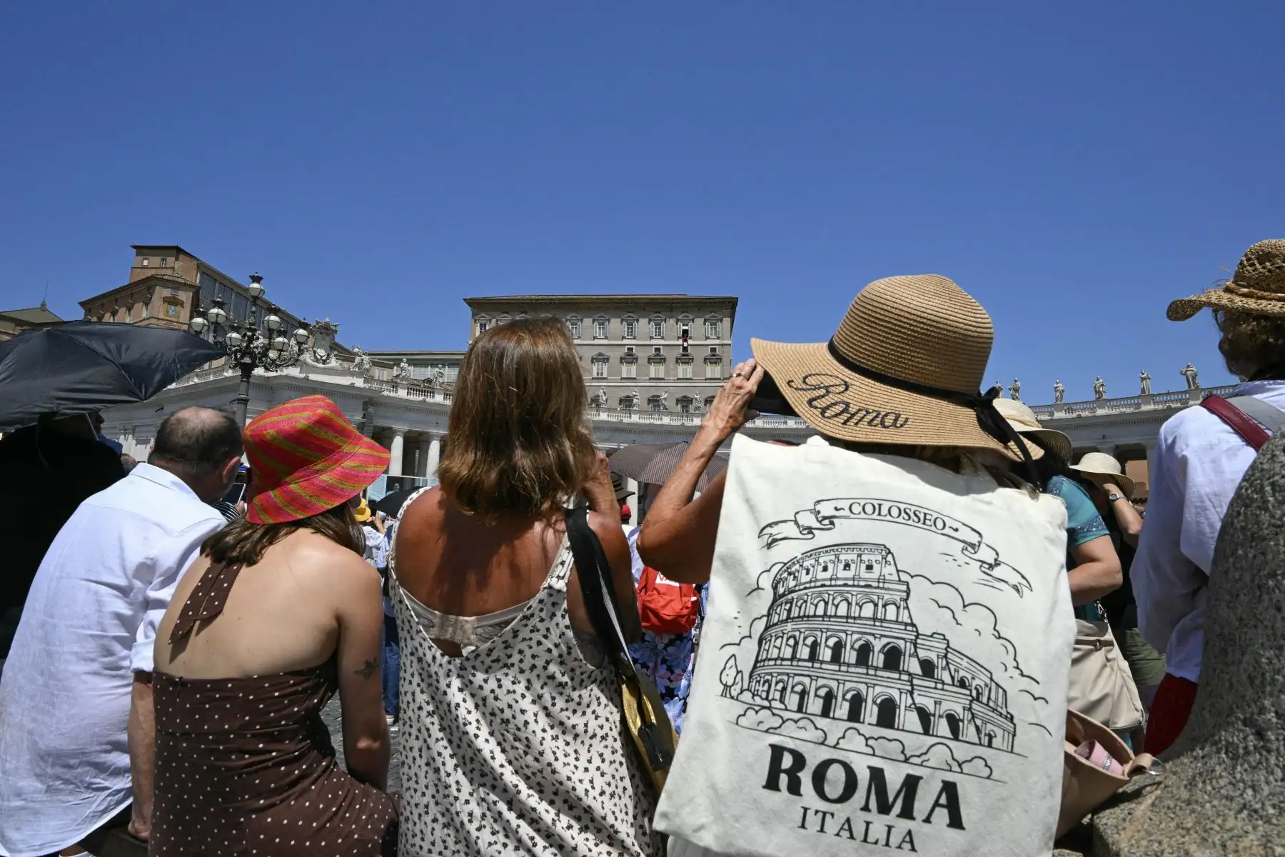 Turistas y peregrinos se reúnen en la plaza de San Pedro durante el rezo del Ángelus en el Vaticano. Foto: ANDINA/AFP