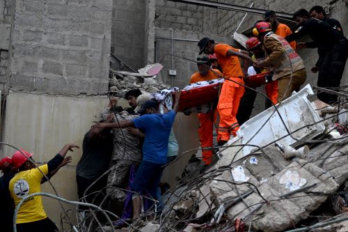 Equipos de rescate recuperan los cuerpos de víctimas en un edificio de cinco plantas en la ciudad paquistaní de Karachi