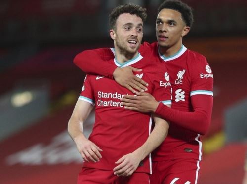 Alexander-Arnold aparece junto a Diogo Jota cuando jugaron en el Liverpool