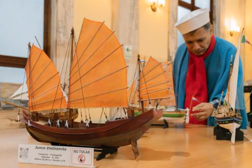 La Gran Biblioteca Pública de Lima fue escenario de la inauguración de la exposición “Buques y barcos en la historia”, un recorrido fascinante por la evolución naval a través de maquetas a escala que reproducen con rigor histórico embarcaciones de distintas épocas y nacionalidades.
Foto: BNP