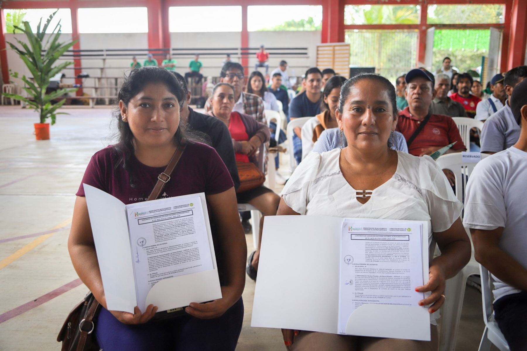 Pequeños productores agropecuarios reciben sus Contratos de Cesión en Uso para Sistemas Agroforestales (CCUSAF) en la región Huánuco. Foto: Cortesía.