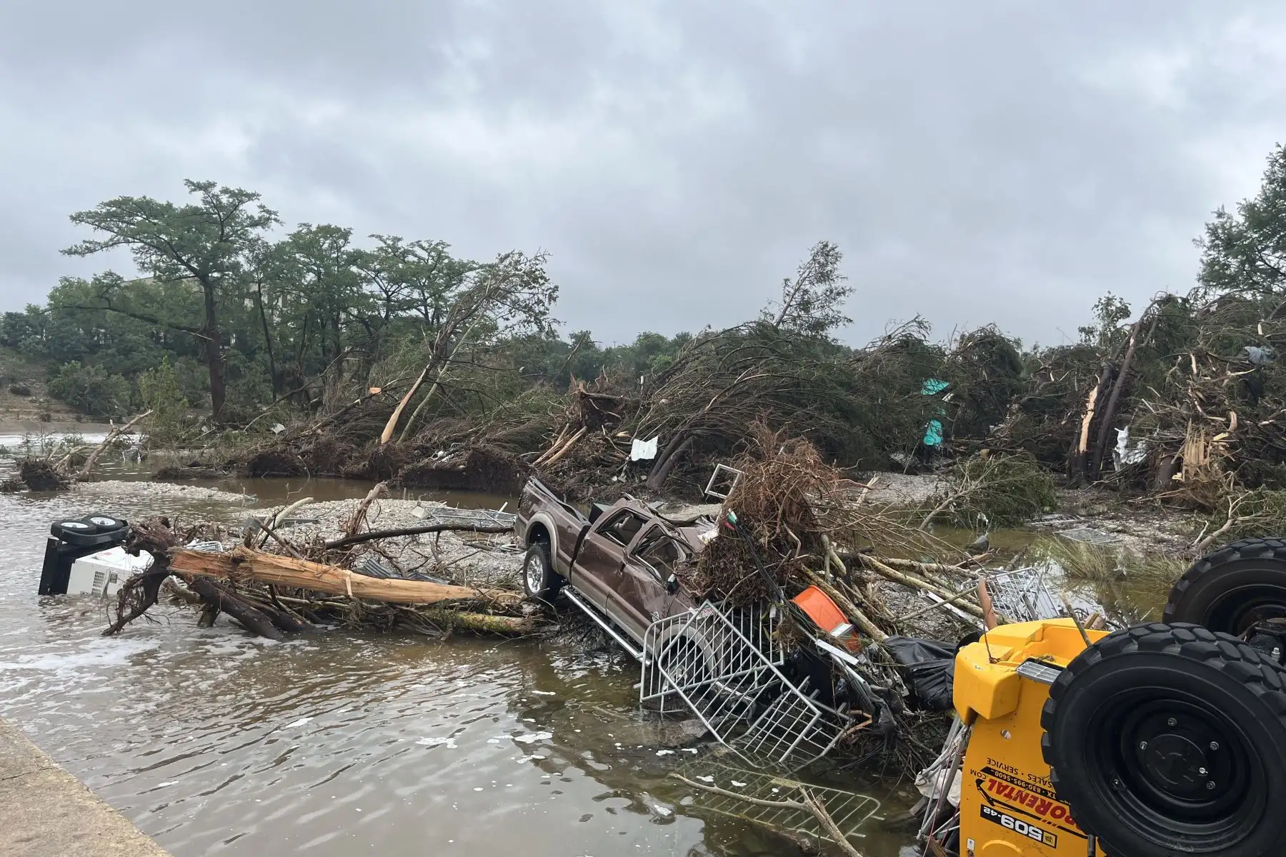 Fotografía de los escombros ocasionados debido a las inundaciones en el área de Kerrville, Texas (EE.UU.). Las luces de los rescatistas despertaron a Lorena Guillén en plena madrugada. Desde afuera llegaban gritos. Abrió la ventana de su casa y vio cómo el río Guadalupe había crecido al menos diez metros desde que se había ido a dormir, cubriendo por completo los siete acres de su propiedad. 
Foto: EFE