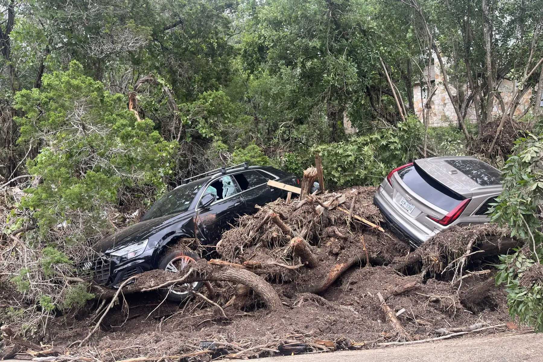Fotografía de los escombros ocasionados debido a las inundaciones  en el área de Kerrville, Texas (EE.UU.). Las luces de los rescatistas despertaron a Lorena Guillén en plena madrugada. Desde afuera llegaban gritos. Abrió la ventana de su casa y vio cómo el río Guadalupe había crecido al menos diez metros desde que se había ido a dormir, cubriendo por completo los siete acres de su propiedad. 
Foto: EFE