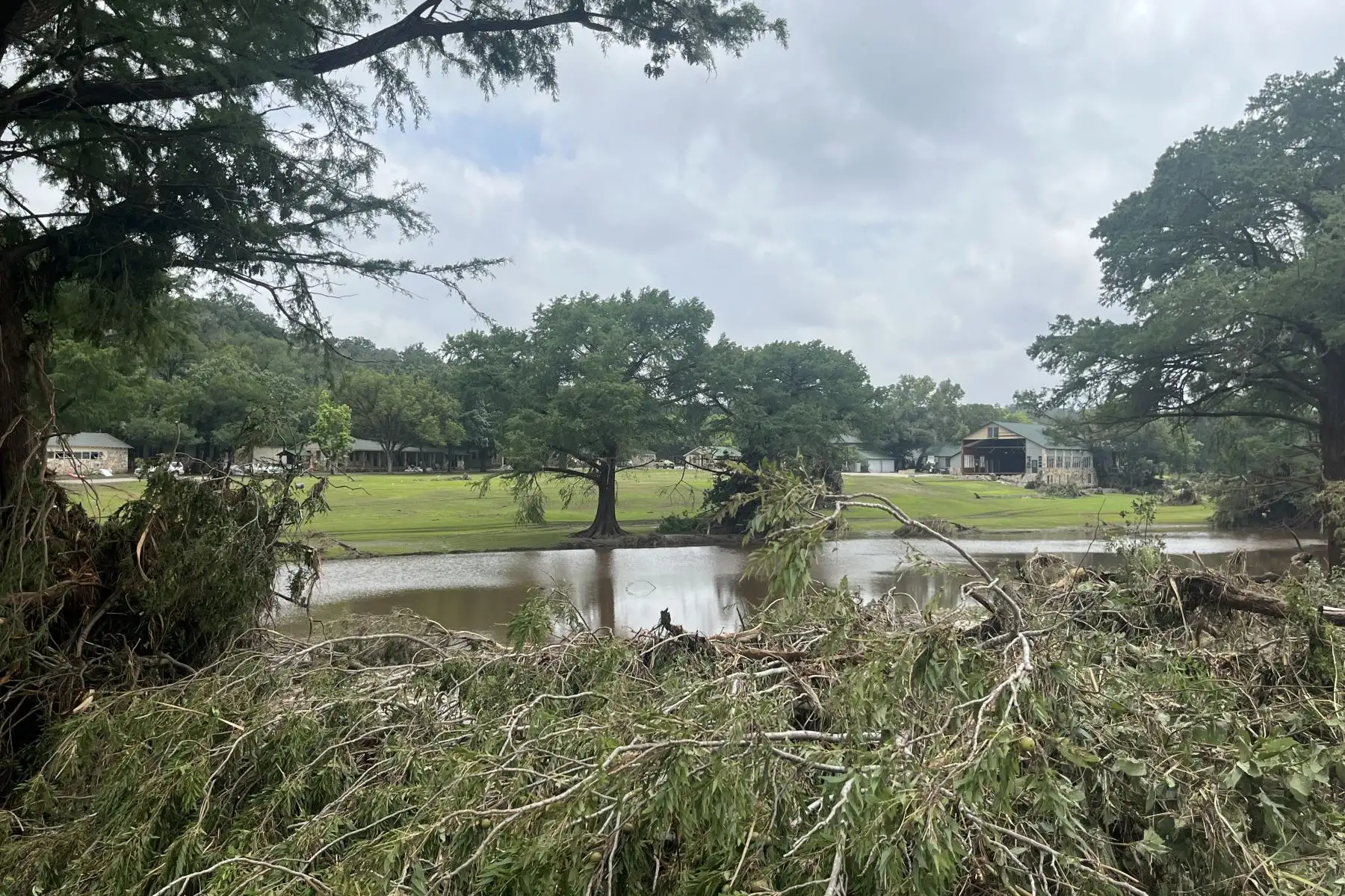 Fotografía de los escombros ocasionados debido a las inundaciones en el área de Kerrville, Texas (EE.UU.). Las luces de los rescatistas despertaron a Lorena Guillén en plena madrugada. Desde afuera llegaban gritos. Abrió la ventana de su casa y vio cómo el río Guadalupe había crecido al menos diez metros desde que se había ido a dormir, cubriendo por completo los siete acres de su propiedad. 
Foto: EFE