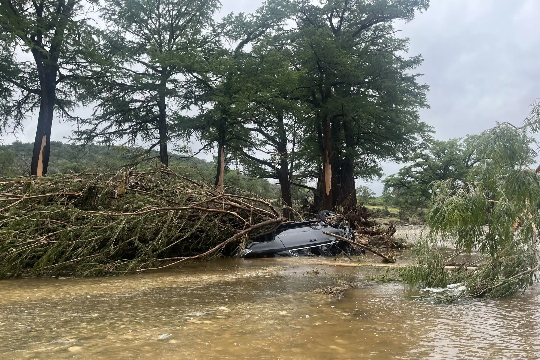 Fotografía de los escombros ocasionados debido a las inundaciones  en el área de Kerrville, Texas (EE.UU.). Las luces de los rescatistas despertaron a Lorena Guillén en plena madrugada. Desde afuera llegaban gritos. Abrió la ventana de su casa y vio cómo el río Guadalupe había crecido al menos diez metros desde que se había ido a dormir, cubriendo por completo los siete acres de su propiedad. 
Foto: EFE