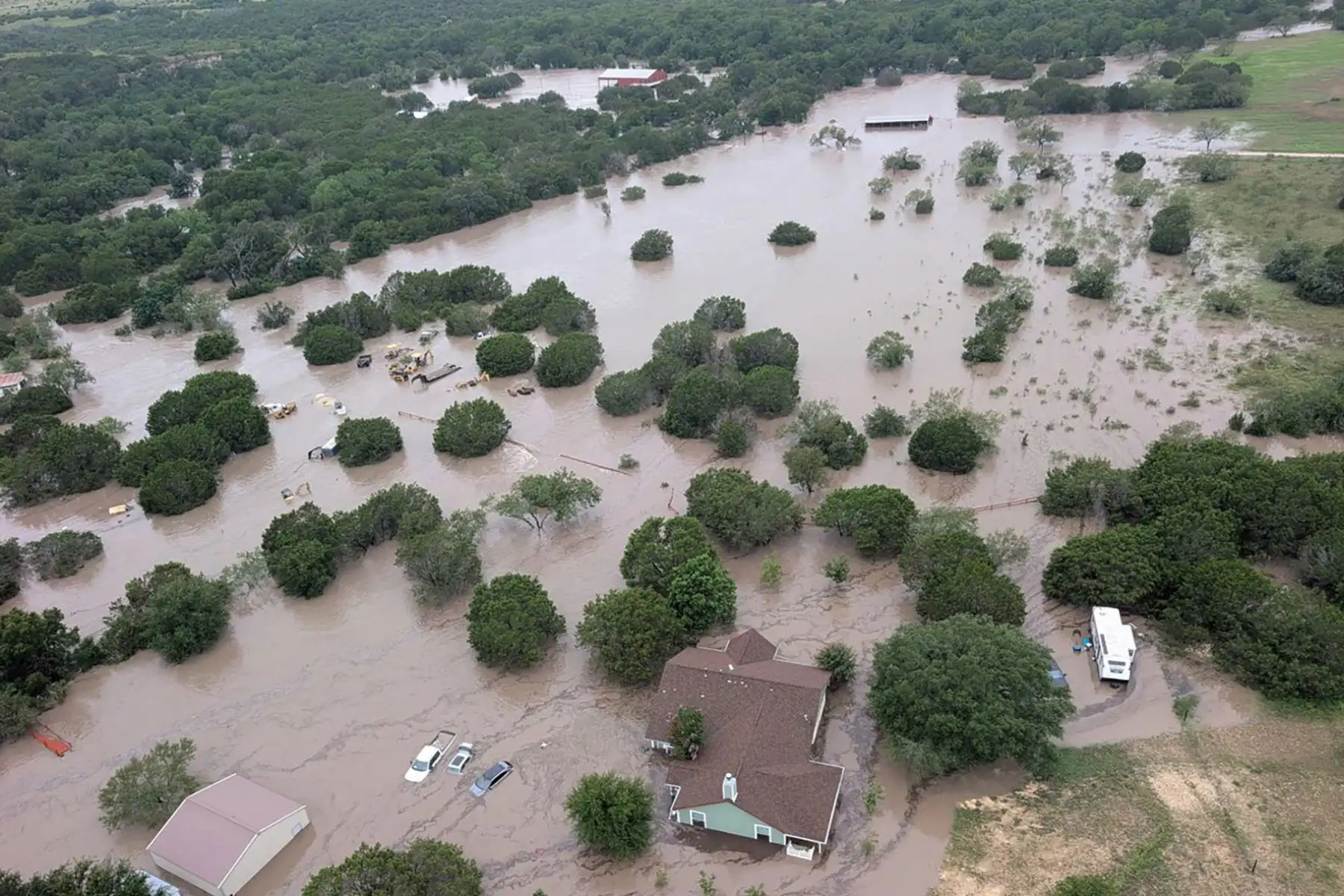 Fotografía cedida por la Guardia Costera de los Estados Unidos que muestra una inundación en el área de Kerrville, Texas (EE.UU.). El número de fallecidos confirmados en el centro-sur de Texas a causa de las graves inundaciones que afectan a la zona aumentó , según informaron autoridades locales, que añadieron que aún no se ha localizado a las más de 20 niñas que estaban alojadas en un campamento de verano y que se desconoce el número total de desaparecidos. 
Foto: EFE