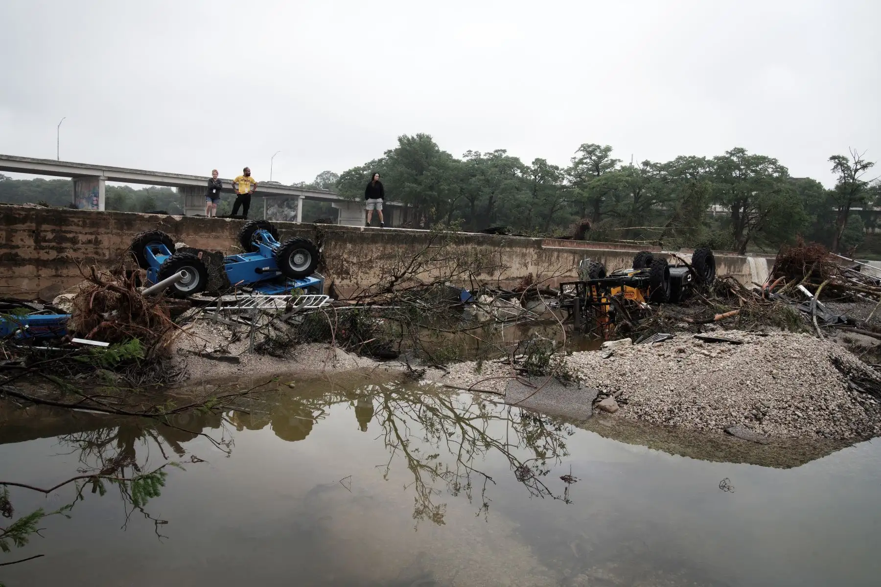 Daños por las inundaciones en Kerrville, Texas. El número de fallecidos confirmados en el centro-sur de Texas a causa de las graves inundaciones que afectan a la zona aumentó , según informaron autoridades locales, que añadieron que aún no se ha localizado a las más de 20 niñas que estaban alojadas en un campamento de verano y que se desconoce el número total de desaparecidos.
Foto: EFE