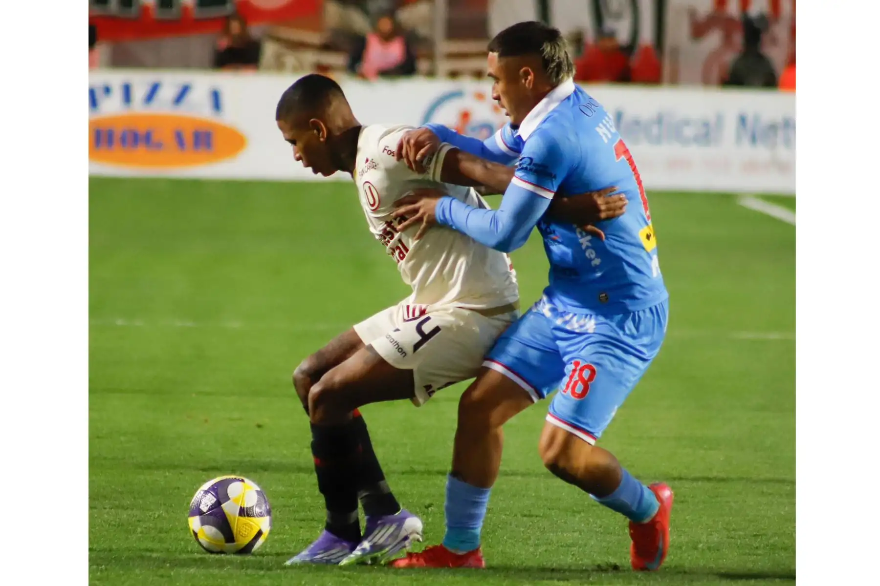 El jugador de Universitario de Deportes, Andy Polo disputa el balón ante el jugador de Deportivo Garcilaso por la fecha 18 del Torneo Apertura de la Liga 1 en Cusco. 
Foto: Universitario
