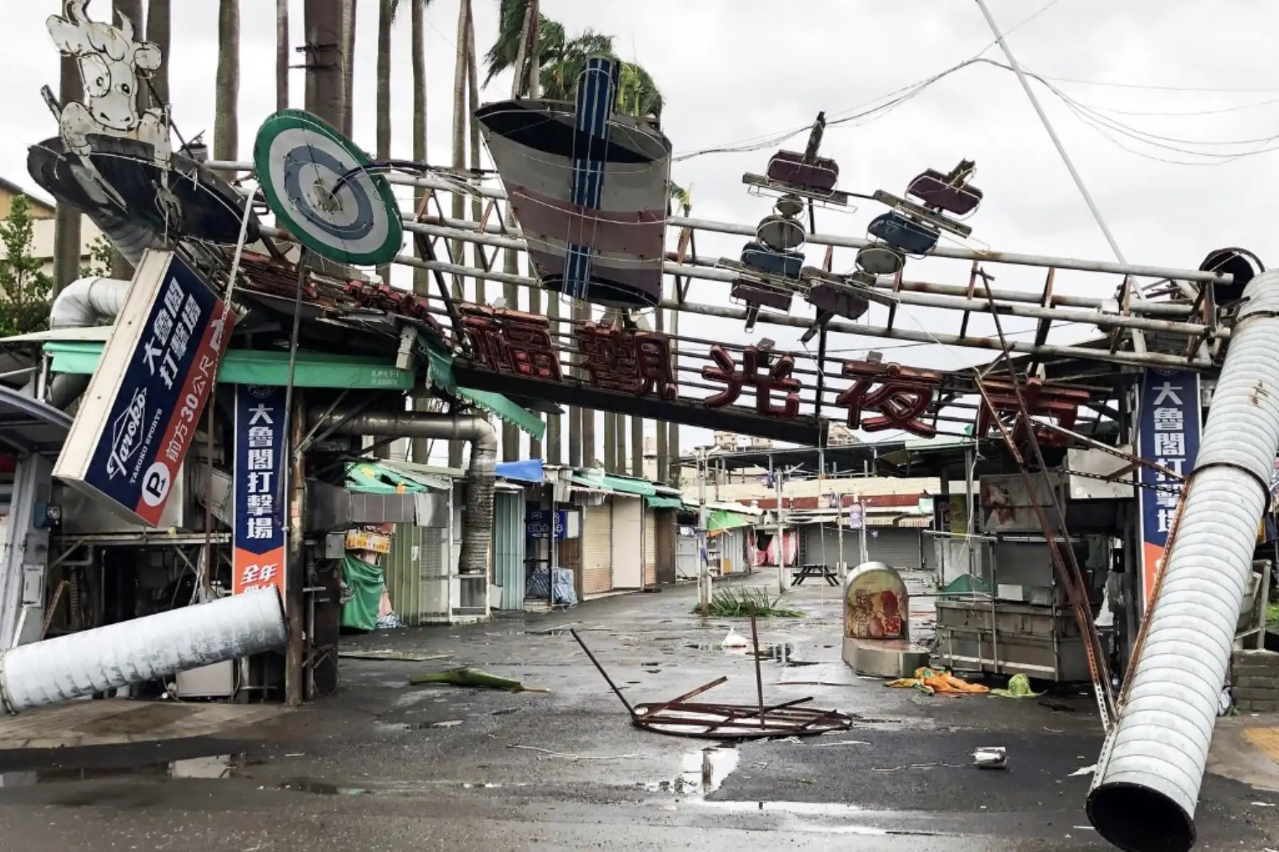 Dos personas murieron y cientos resultaron heridas cuando el tifón Danas azotó la costa oeste de Taiwán, donde unas 400.000 casas quedaron sin electricidad, informaron las autoridades. Foto: AFP