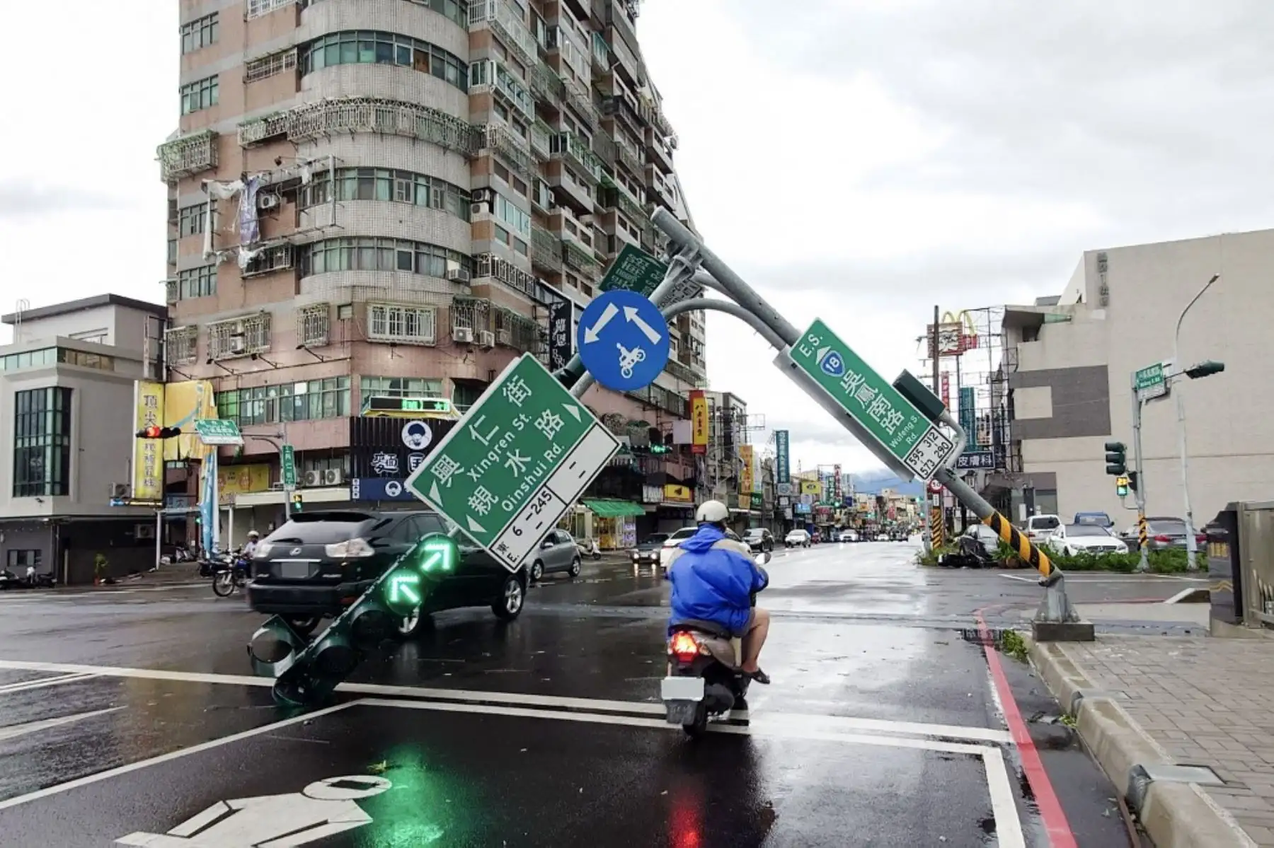 La tormenta tocó tierra la noche del domingo en el suroeste de Taiwán con ráfagas "destructivas" de hasta 222 kilómetros por hora, indicó la Administración Meteorológica Central.  Foto: AFP