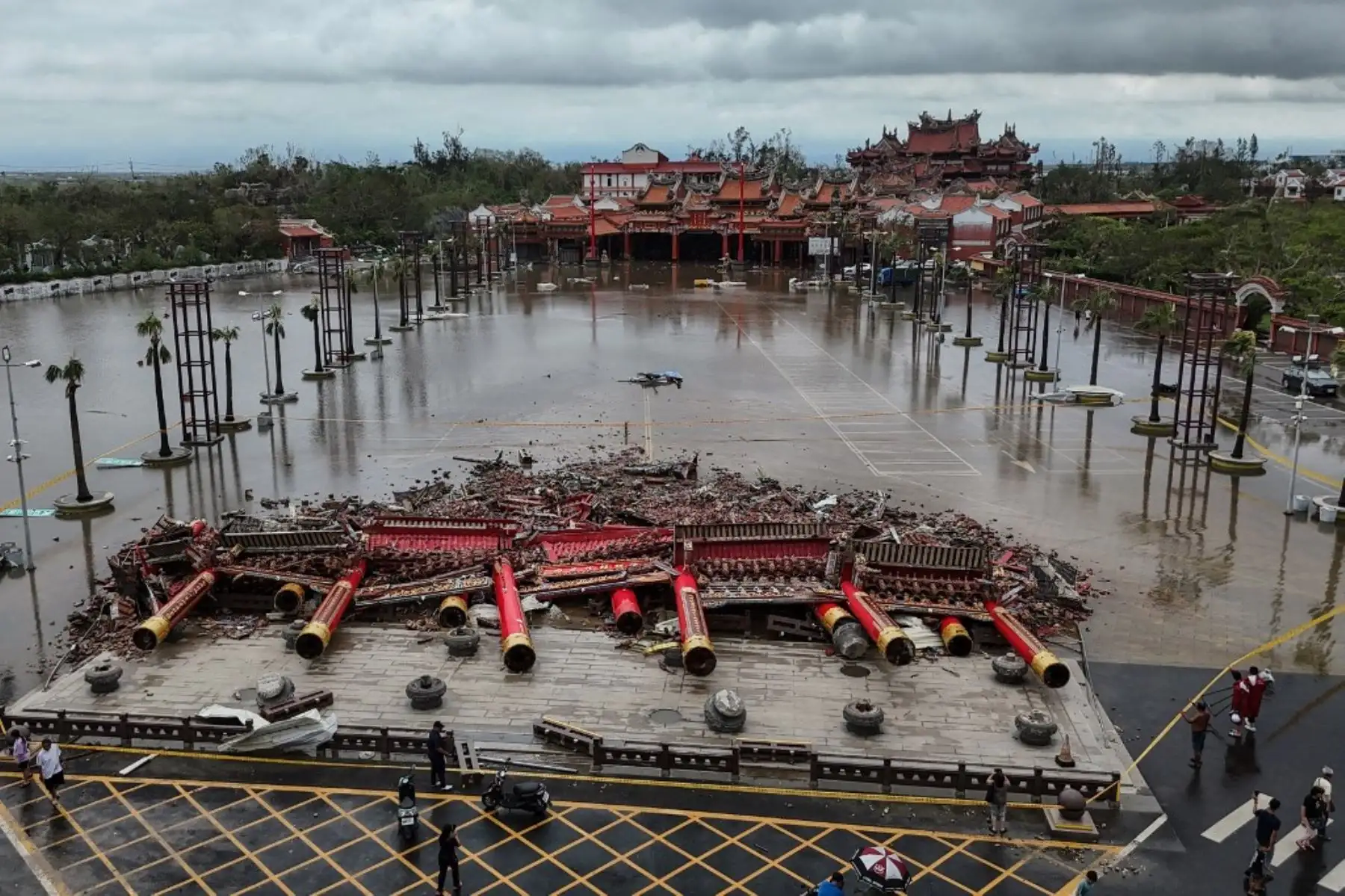 La tormenta tocó tierra la noche del domingo en el suroeste de Taiwán con ráfagas "destructivas" de hasta 222 kilómetros por hora, indicó la Administración Meteorológica Central.  Foto: AFP