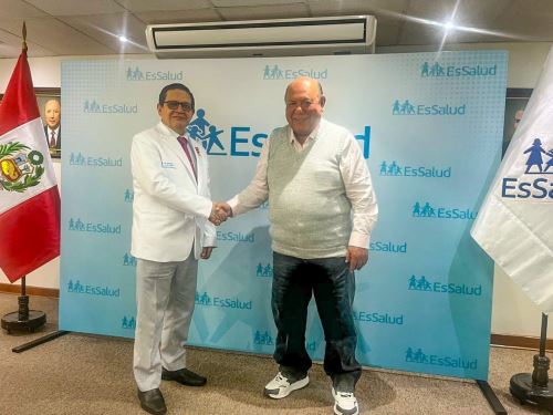 El presidente de EsSalud, Segundo Cecilio Acho Mego; y el gobernador regional de Tacna, Luis Torres Robledo, acordaron suscribir un convenio donde el Gore Tacna se compromete a donar siete ambulancias a la Red Asistencial Tacna. ANDINA/Difusión