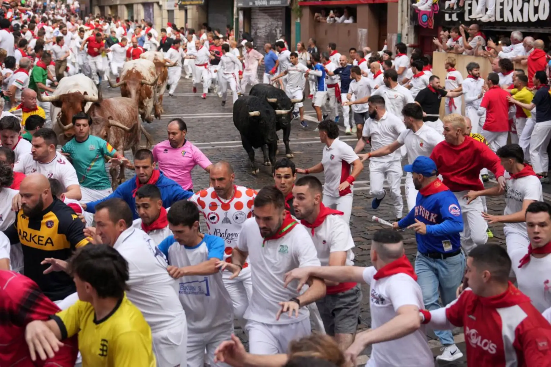 Participantes corren delante de los toros durante el primer encierro de los Sanfermines en Pamplona, norte de España, el 7 de julio de 2025.  Foto: AFP