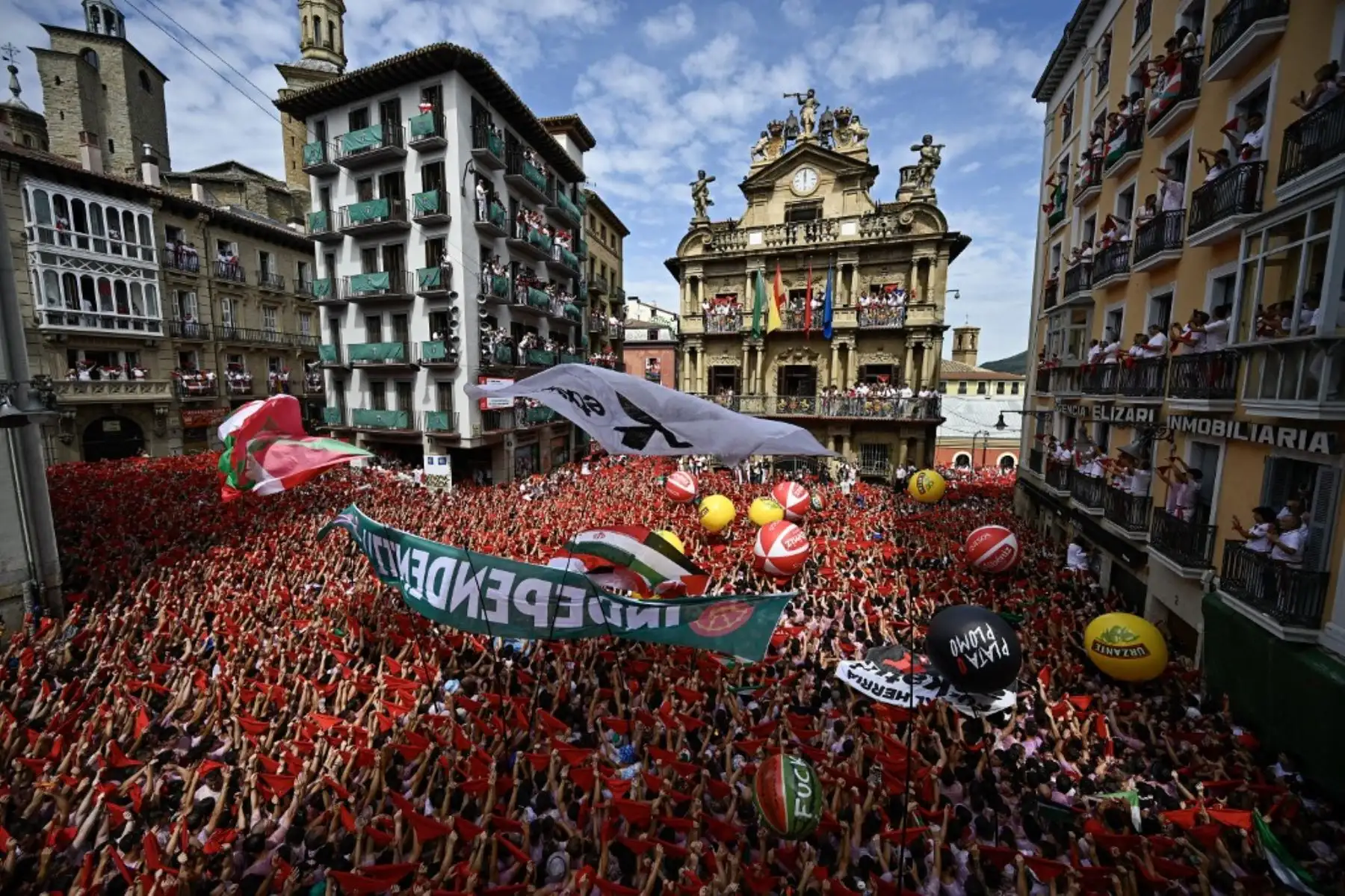Miles de personas asisten cada año a la semana de festivales y a sus famosos encierros: seis toros se sueltan a las 8:00 h cada día para correr desde su corral hasta la plaza de toros por las estrechas calles del casco antiguo a lo largo de un recorrido de 850 metros, mientras los corredores que los preceden intentan mantenerse cerca de los toros sin caerse ni ser corneados. Foto: AFP