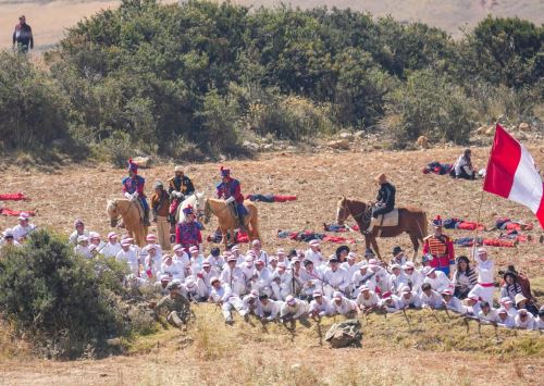 Alrededor de 2,200 soldados y estudiantes participaron de la escenificación de las batallas de Marcavalle y Pucará, sucesos históricos que son recordados por la población de diversas comunidades de Huancayo, en Junín. Foto: Pedro Tinoco