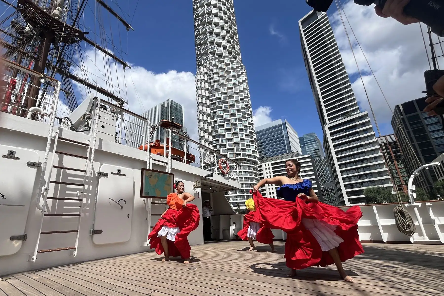 Tras 24 días de travesía por el océano Atlántico, el navío escuela peruano B.A.P. Unión, el más grande del mundo en su tipología, atracó este lunes en Londres para comenzar desde este lunes una intensa actividad diplomática de expansión de la cultura peruana como embajada itinerante. Foto: EFE