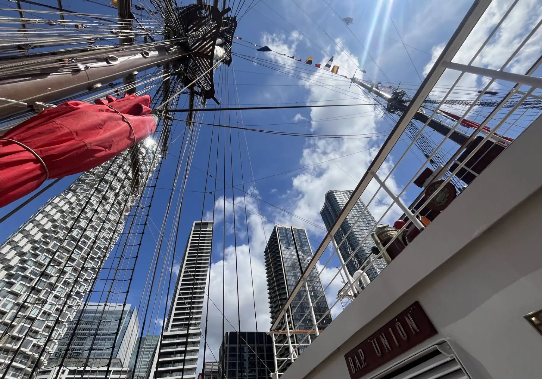 Tras 24 días de travesía por el océano Atlántico, el navío escuela peruano B.A.P. Unión, el más grande del mundo en su tipología, atracó este lunes en Londres para comenzar desde este lunes una intensa actividad diplomática de expansión de la cultura peruana como embajada itinerante. Foto: EFE