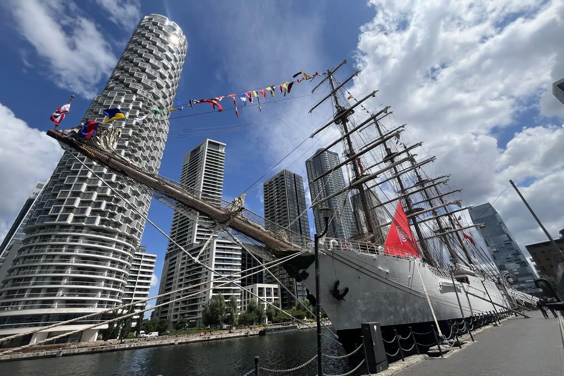 Tras 24 días de travesía por el océano Atlántico, el navío escuela peruano B.A.P. Unión, el más grande del mundo en su tipología, atracó este lunes en Londres para comenzar desde este lunes una intensa actividad diplomática de expansión de la cultura peruana como embajada itinerante. Foto: EFE